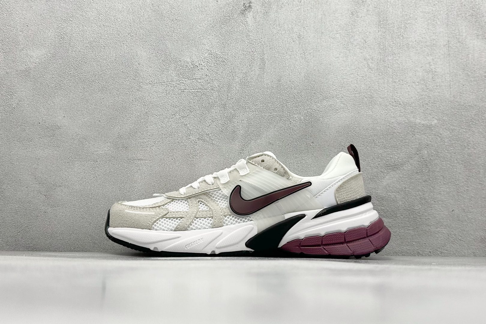 GS版 NK V2K Run 减震防滑复古低帮跑步鞋 材质上使用大面积网眼 皮革 TPU 组成 支撑和透气性肯定不错 中底处由 Cushlon 泡绵打造 保证在压马路时可以提供优秀脚感 并通过一手做旧氧化效果突出复古感 中底造型很容易让大家联想到巴黎世家3XL 增高效果同样不能忽视 货号：HQ3500-100 尺码：36-45-选品中心