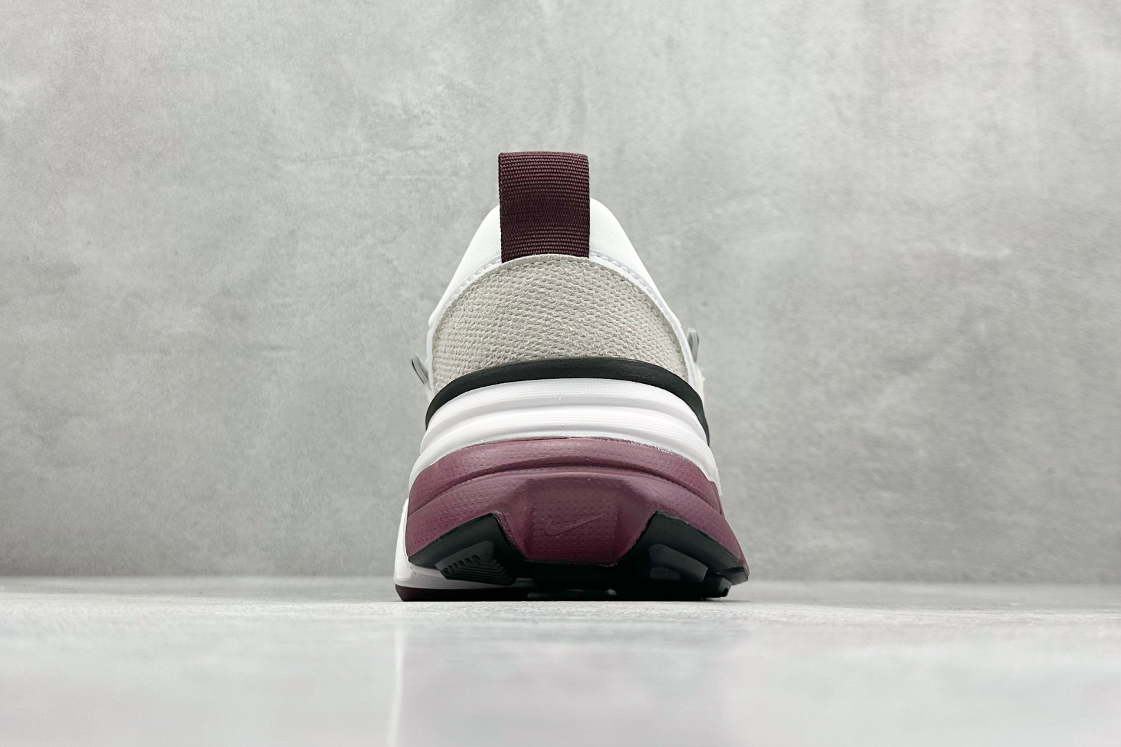 图片[6]-GS版 NK V2K Run 减震防滑复古低帮跑步鞋 材质上使用大面积网眼 皮革 TPU 组成 支撑和透气性肯定不错 中底处由 Cushlon 泡绵打造 保证在压马路时可以提供优秀脚感 并通过一手做旧氧化效果突出复古感 中底造型很容易让大家联想到巴黎世家3XL 增高效果同样不能忽视 货号：HQ3500-100 尺码：36-45-选品中心