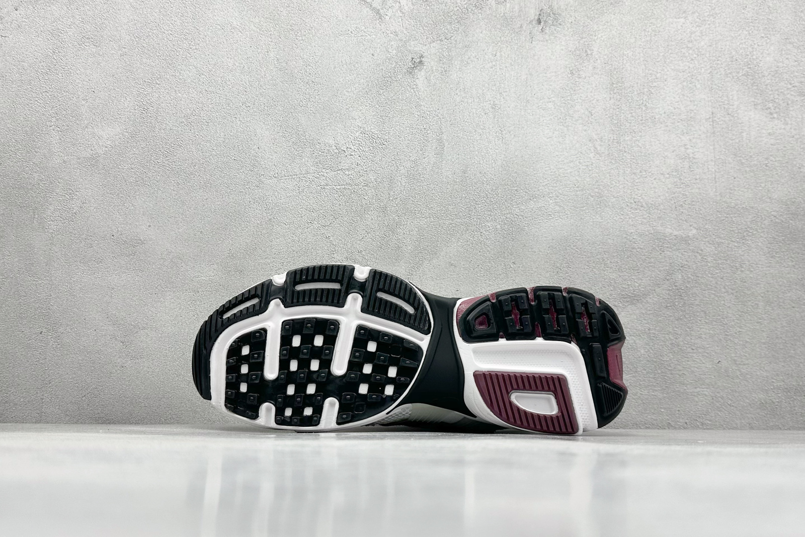 图片[4]-GS版 NK V2K Run 减震防滑复古低帮跑步鞋 材质上使用大面积网眼 皮革 TPU 组成 支撑和透气性肯定不错 中底处由 Cushlon 泡绵打造 保证在压马路时可以提供优秀脚感 并通过一手做旧氧化效果突出复古感 中底造型很容易让大家联想到巴黎世家3XL 增高效果同样不能忽视 货号：HQ3500-100 尺码：36-45-选品中心