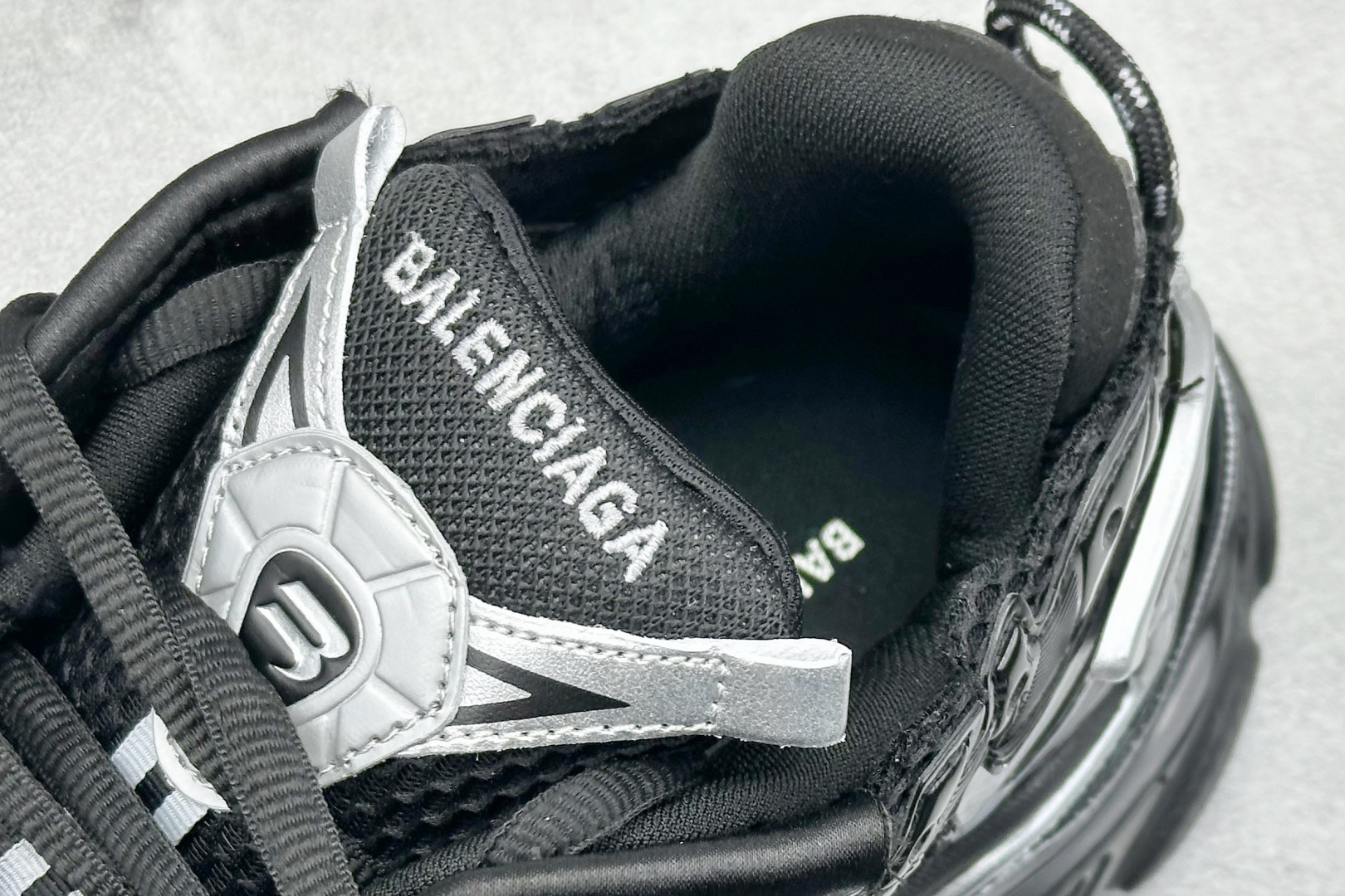 图片[8]-OK 巴黎世家 七代 Balenciaga 巴黎7.5巴黎世家 最新配色潮流复古休闲鞋 通过溢胶、做旧、缝线等细节， 展示了设计师 Demna 的运动鞋风格， 用一双「旧鞋」传递复古感，后侧板、 翘起的鞋头，则展示了 Demna 在结构上的未来构想； 原装大盒从里到外一切百分百还原官方配置 顶级专供碾压一切版本 尺码：35-46-选品中心