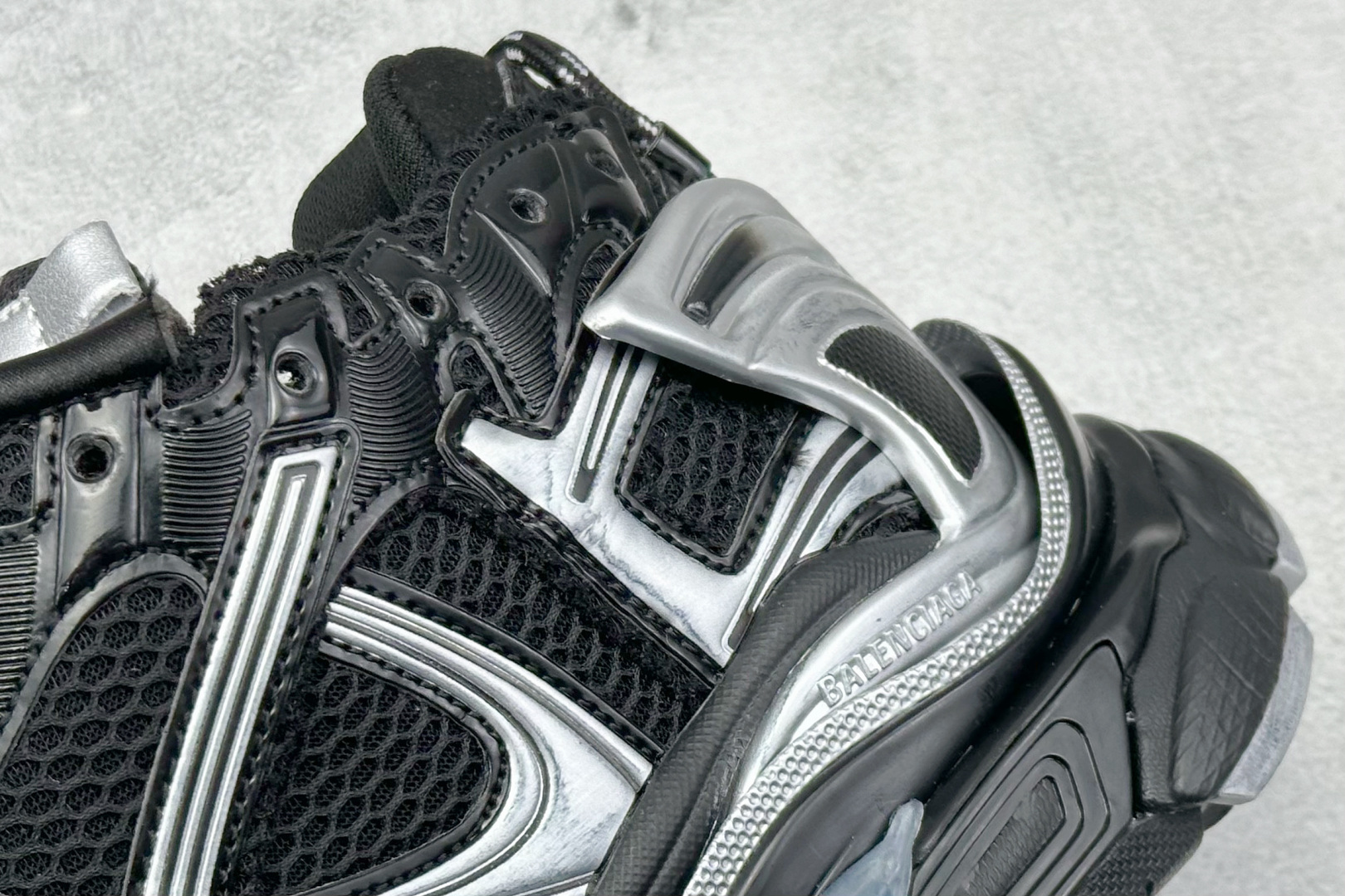 图片[9]-OK 巴黎世家 七代 Balenciaga 巴黎7.5巴黎世家 最新配色潮流复古休闲鞋 通过溢胶、做旧、缝线等细节， 展示了设计师 Demna 的运动鞋风格， 用一双「旧鞋」传递复古感，后侧板、 翘起的鞋头，则展示了 Demna 在结构上的未来构想； 原装大盒从里到外一切百分百还原官方配置 顶级专供碾压一切版本 尺码：35-46-选品中心