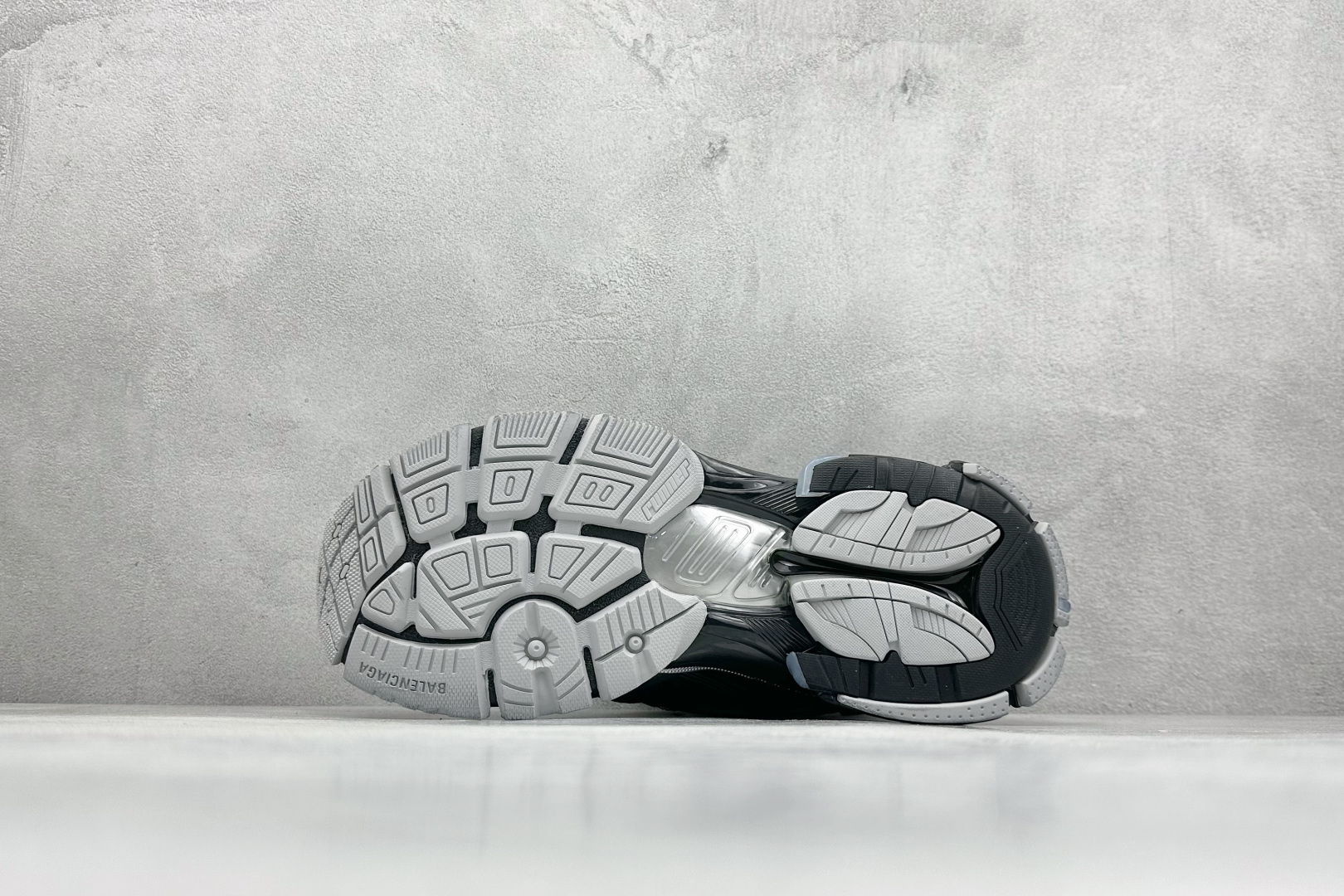 图片[4]-OK 巴黎世家 七代 Balenciaga 巴黎7.5巴黎世家 最新配色潮流复古休闲鞋 通过溢胶、做旧、缝线等细节， 展示了设计师 Demna 的运动鞋风格， 用一双「旧鞋」传递复古感，后侧板、 翘起的鞋头，则展示了 Demna 在结构上的未来构想； 原装大盒从里到外一切百分百还原官方配置 顶级专供碾压一切版本 尺码：35-46-选品中心