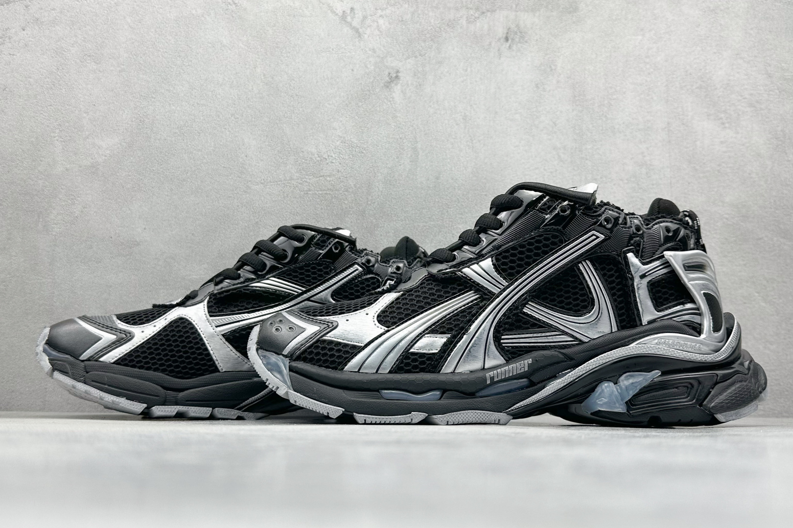 图片[5]-OK 巴黎世家 七代 Balenciaga 巴黎7.5巴黎世家 最新配色潮流复古休闲鞋 通过溢胶、做旧、缝线等细节， 展示了设计师 Demna 的运动鞋风格， 用一双「旧鞋」传递复古感，后侧板、 翘起的鞋头，则展示了 Demna 在结构上的未来构想； 原装大盒从里到外一切百分百还原官方配置 顶级专供碾压一切版本 尺码：35-46-选品中心