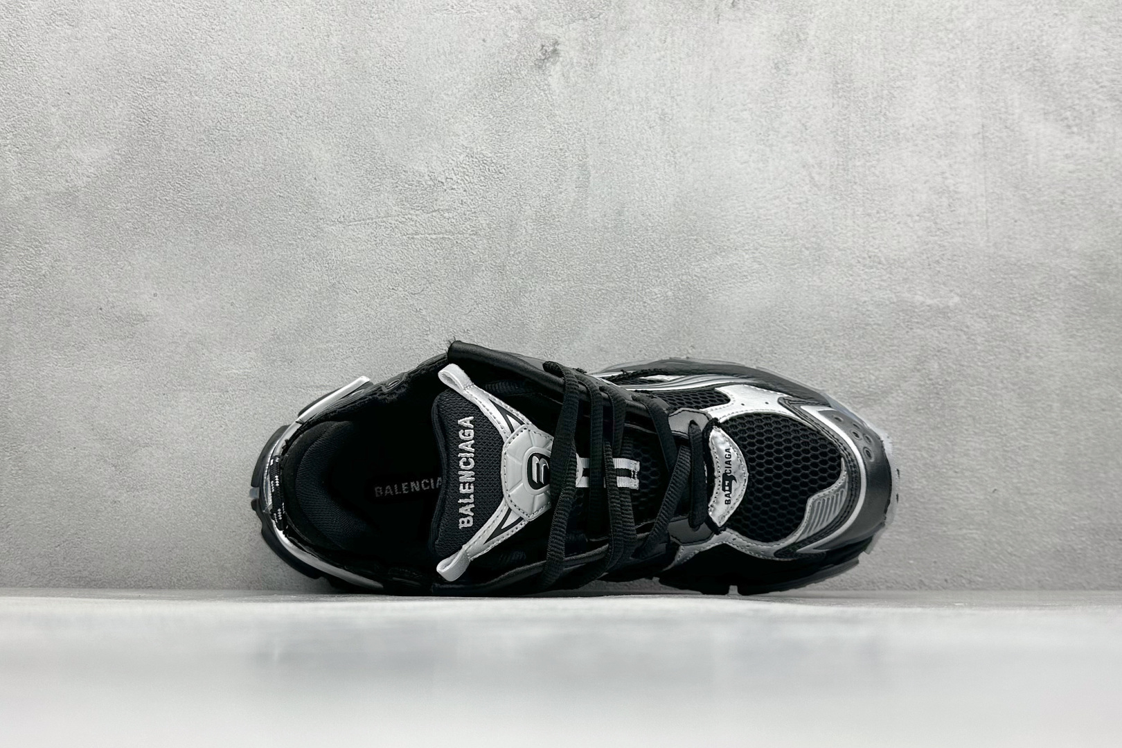 图片[3]-OK 巴黎世家 七代 Balenciaga 巴黎7.5巴黎世家 最新配色潮流复古休闲鞋 通过溢胶、做旧、缝线等细节， 展示了设计师 Demna 的运动鞋风格， 用一双「旧鞋」传递复古感，后侧板、 翘起的鞋头，则展示了 Demna 在结构上的未来构想； 原装大盒从里到外一切百分百还原官方配置 顶级专供碾压一切版本 尺码：35-46-选品中心