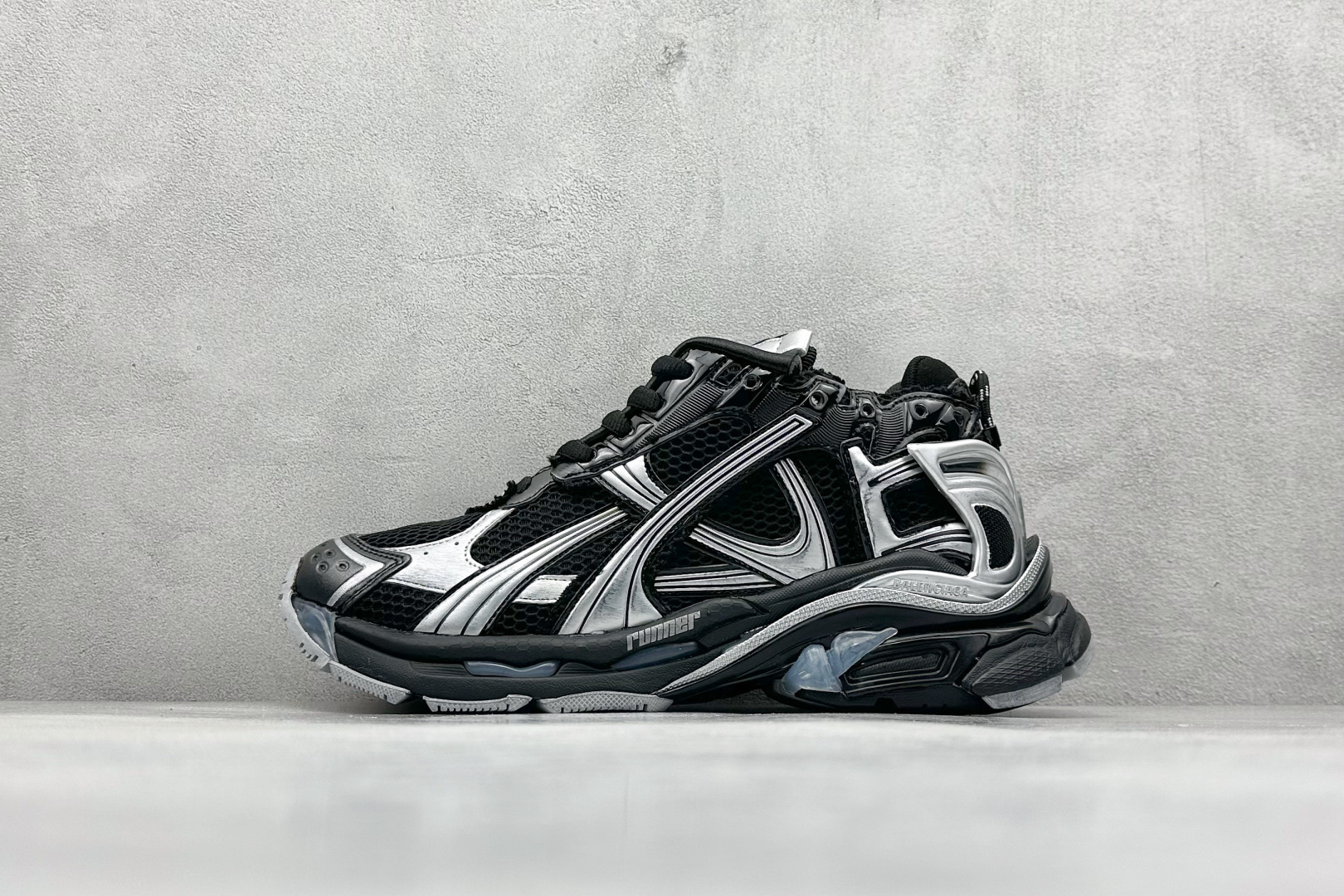 OK 巴黎世家 七代 Balenciaga 巴黎7.5巴黎世家 最新配色潮流复古休闲鞋 通过溢胶、做旧、缝线等细节， 展示了设计师 Demna 的运动鞋风格， 用一双「旧鞋」传递复古感，后侧板、 翘起的鞋头，则展示了 Demna 在结构上的未来构想； 原装大盒从里到外一切百分百还原官方配置 顶级专供碾压一切版本 尺码：35-46-选品中心