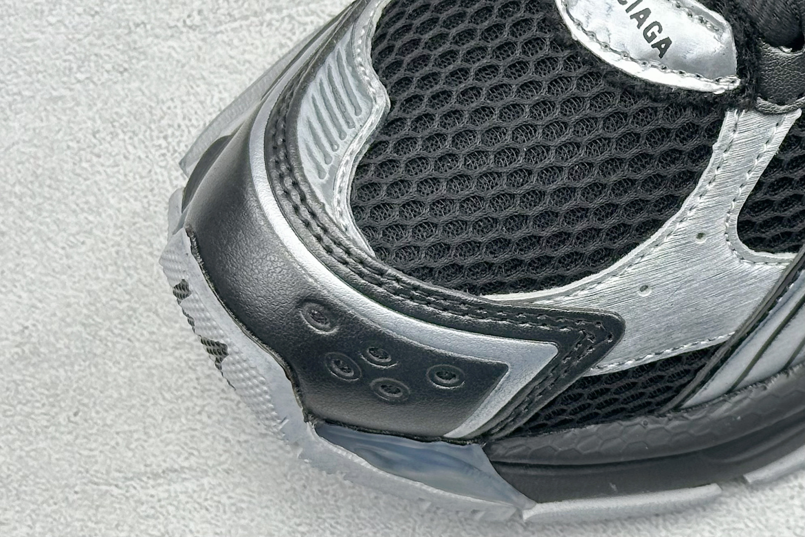 图片[7]-OK 巴黎世家 七代 Balenciaga 巴黎7.5巴黎世家 最新配色潮流复古休闲鞋 通过溢胶、做旧、缝线等细节， 展示了设计师 Demna 的运动鞋风格， 用一双「旧鞋」传递复古感，后侧板、 翘起的鞋头，则展示了 Demna 在结构上的未来构想； 原装大盒从里到外一切百分百还原官方配置 顶级专供碾压一切版本 尺码：35-46-选品中心