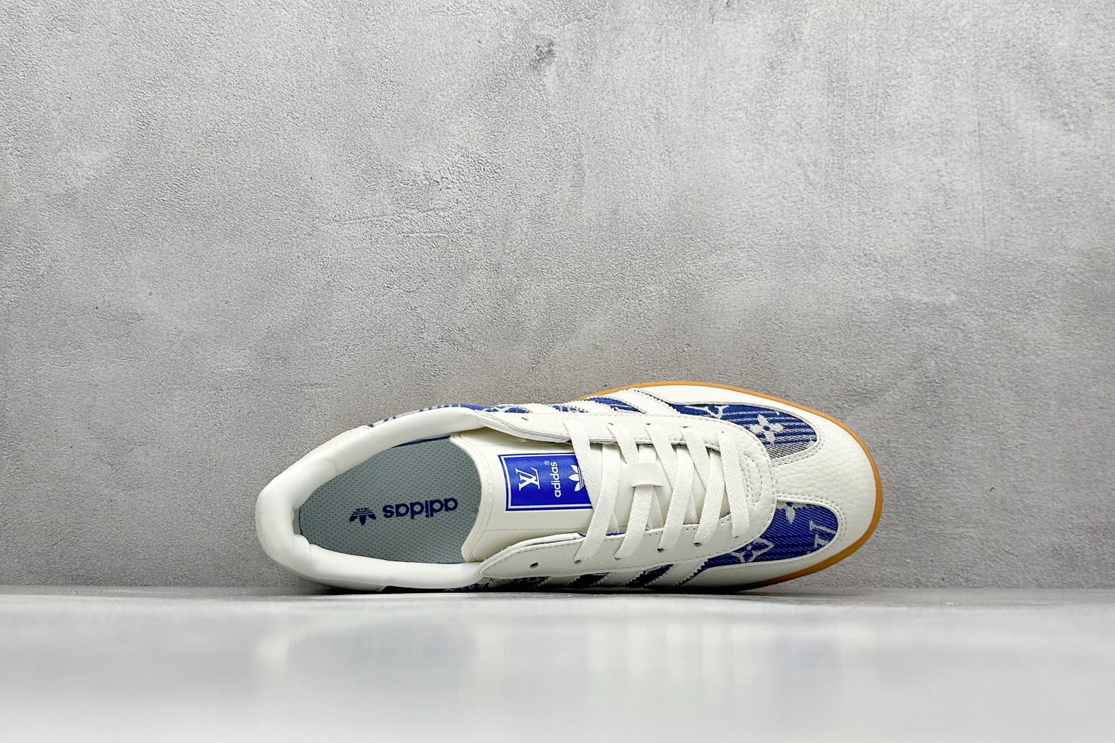 图片[3]-SC版AD SAMBA OG x Louis Vuitton 白蓝 该鞋款鞋面采用多种材料拼接(缝/车线) Superstar系列又备受众多滑板爱好者的青睐 这款Superstar经典鞋 沿用50年来的贝壳鞋头样式 继往开来 采用皮革鞋面和浑厚全包大底设计 烫金徽标伴你在滑板上留下“流星”般绚丽的轨迹 货号： SC9207-732 尺码： 36 36.5 37.5 38 38.5 39 40 40.5 41 42 42.5 43 44 44.5 45-选品中心