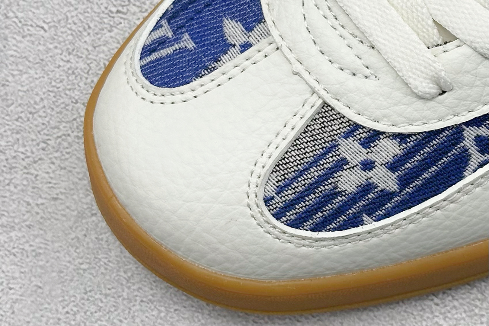 图片[7]-SC版AD SAMBA OG x Louis Vuitton 白蓝 该鞋款鞋面采用多种材料拼接(缝/车线) Superstar系列又备受众多滑板爱好者的青睐 这款Superstar经典鞋 沿用50年来的贝壳鞋头样式 继往开来 采用皮革鞋面和浑厚全包大底设计 烫金徽标伴你在滑板上留下“流星”般绚丽的轨迹 货号： SC9207-732 尺码： 36 36.5 37.5 38 38.5 39 40 40.5 41 42 42.5 43 44 44.5 45-选品中心