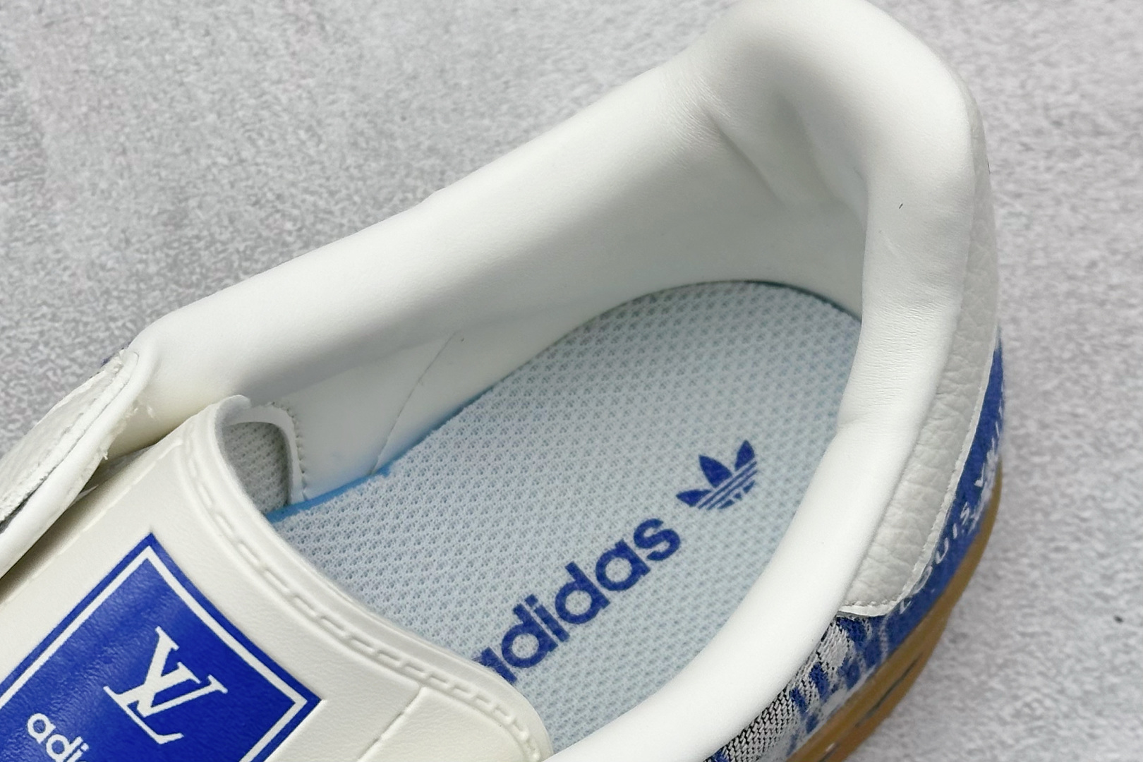 图片[8]-SC版AD SAMBA OG x Louis Vuitton 白蓝 该鞋款鞋面采用多种材料拼接(缝/车线) Superstar系列又备受众多滑板爱好者的青睐 这款Superstar经典鞋 沿用50年来的贝壳鞋头样式 继往开来 采用皮革鞋面和浑厚全包大底设计 烫金徽标伴你在滑板上留下“流星”般绚丽的轨迹 货号： SC9207-732 尺码： 36 36.5 37.5 38 38.5 39 40 40.5 41 42 42.5 43 44 44.5 45-选品中心