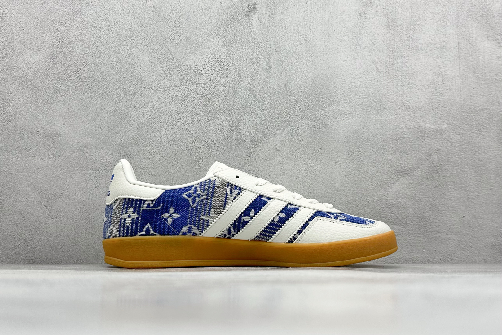 图片[2]-SC版AD SAMBA OG x Louis Vuitton 白蓝 该鞋款鞋面采用多种材料拼接(缝/车线) Superstar系列又备受众多滑板爱好者的青睐 这款Superstar经典鞋 沿用50年来的贝壳鞋头样式 继往开来 采用皮革鞋面和浑厚全包大底设计 烫金徽标伴你在滑板上留下“流星”般绚丽的轨迹 货号： SC9207-732 尺码： 36 36.5 37.5 38 38.5 39 40 40.5 41 42 42.5 43 44 44.5 45-选品中心