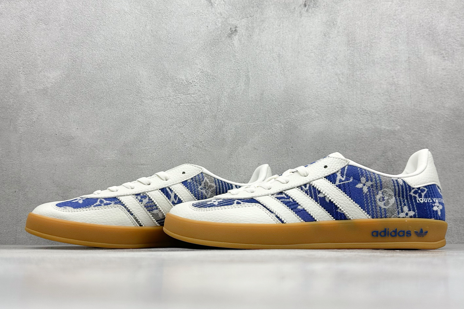 图片[5]-SC版AD SAMBA OG x Louis Vuitton 白蓝 该鞋款鞋面采用多种材料拼接(缝/车线) Superstar系列又备受众多滑板爱好者的青睐 这款Superstar经典鞋 沿用50年来的贝壳鞋头样式 继往开来 采用皮革鞋面和浑厚全包大底设计 烫金徽标伴你在滑板上留下“流星”般绚丽的轨迹 货号： SC9207-732 尺码： 36 36.5 37.5 38 38.5 39 40 40.5 41 42 42.5 43 44 44.5 45-选品中心