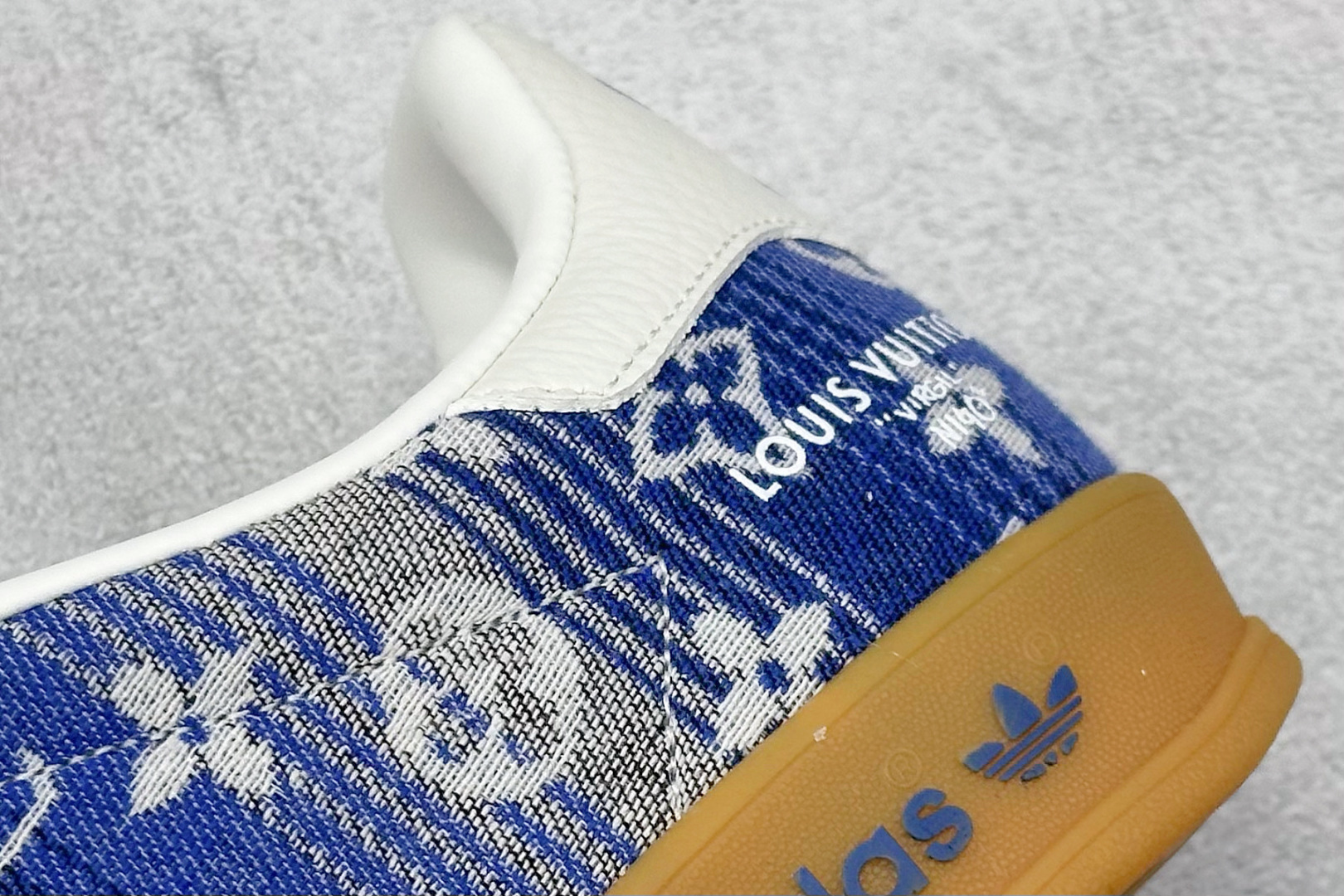 图片[9]-SC版AD SAMBA OG x Louis Vuitton 白蓝 该鞋款鞋面采用多种材料拼接(缝/车线) Superstar系列又备受众多滑板爱好者的青睐 这款Superstar经典鞋 沿用50年来的贝壳鞋头样式 继往开来 采用皮革鞋面和浑厚全包大底设计 烫金徽标伴你在滑板上留下“流星”般绚丽的轨迹 货号： SC9207-732 尺码： 36 36.5 37.5 38 38.5 39 40 40.5 41 42 42.5 43 44 44.5 45-选品中心