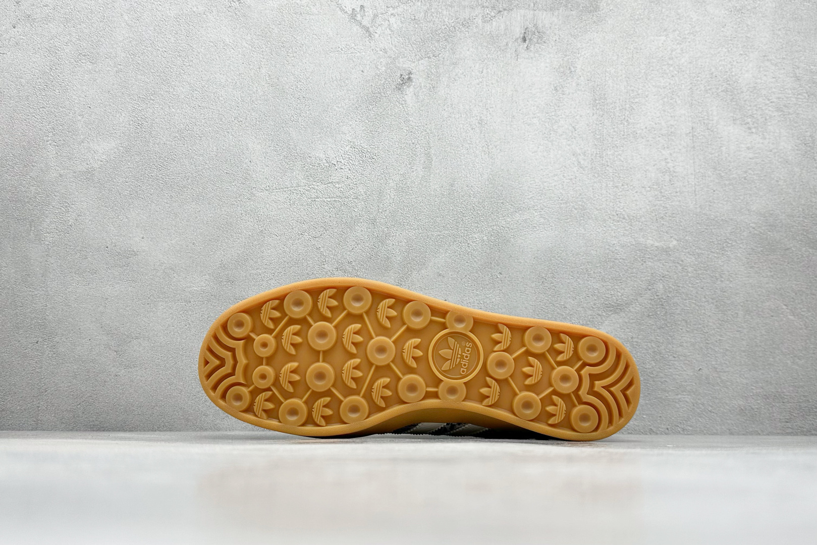 图片[4]-SC版AD SAMBA OG x Louis Vuitton 白蓝 该鞋款鞋面采用多种材料拼接(缝/车线) Superstar系列又备受众多滑板爱好者的青睐 这款Superstar经典鞋 沿用50年来的贝壳鞋头样式 继往开来 采用皮革鞋面和浑厚全包大底设计 烫金徽标伴你在滑板上留下“流星”般绚丽的轨迹 货号： SC9207-732 尺码： 36 36.5 37.5 38 38.5 39 40 40.5 41 42 42.5 43 44 44.5 45-选品中心