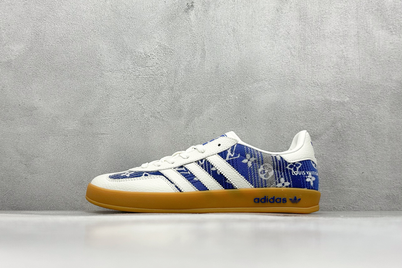 SC版AD SAMBA OG x Louis Vuitton 白蓝 该鞋款鞋面采用多种材料拼接(缝/车线) Superstar系列又备受众多滑板爱好者的青睐 这款Superstar经典鞋 沿用50年来的贝壳鞋头样式 继往开来 采用皮革鞋面和浑厚全包大底设计 烫金徽标伴你在滑板上留下“流星”般绚丽的轨迹 货号： SC9207-732 尺码： 36 36.5 37.5 38 38.5 39 40 40.5 41 42 42.5 43 44 44.5 45-选品中心