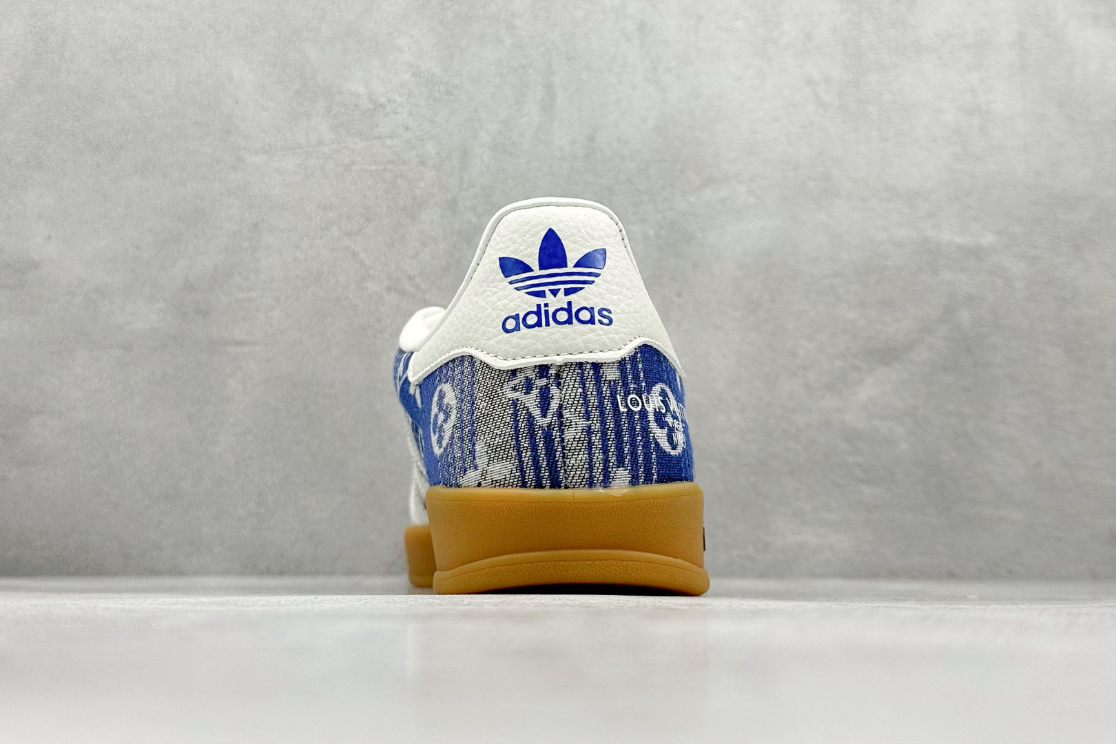 图片[6]-SC版AD SAMBA OG x Louis Vuitton 白蓝 该鞋款鞋面采用多种材料拼接(缝/车线) Superstar系列又备受众多滑板爱好者的青睐 这款Superstar经典鞋 沿用50年来的贝壳鞋头样式 继往开来 采用皮革鞋面和浑厚全包大底设计 烫金徽标伴你在滑板上留下“流星”般绚丽的轨迹 货号： SC9207-732 尺码： 36 36.5 37.5 38 38.5 39 40 40.5 41 42 42.5 43 44 44.5 45-选品中心