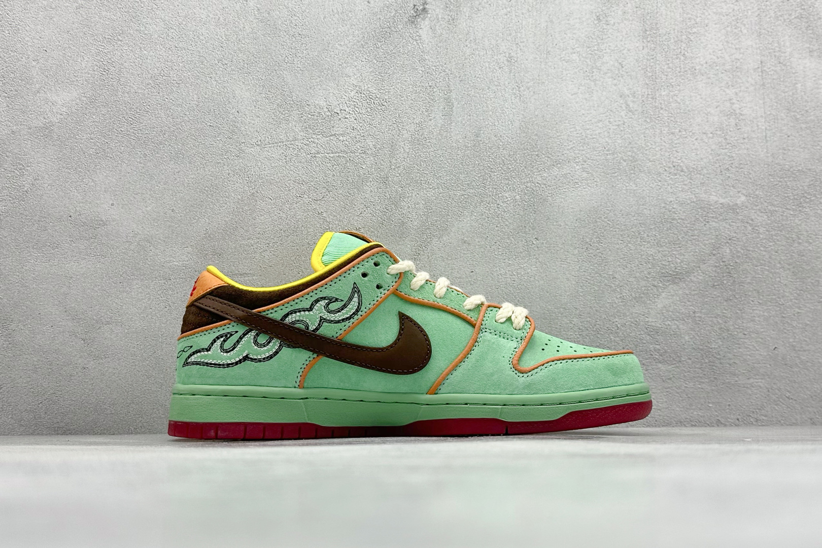 图片[2]-S2纯原Nike SB Dunk Low \”Tourmaline\” 黑人月 低帮休闲滑板鞋  #鞋面以充满活力的碧玺绿为主色调，辅以君主橙色的滚边、巴洛克棕色的点缀以及引人注目的红色外底，形成了鲜明的对比。鞋垫与随鞋附赠的黄色手帕，还原当年西部牛仔景象，并写着 “What\’s going to happen is going to happen”，还原阳光普照西部的风貌。  货号：HF3058-300 尺码：40 40.5 41 42 42.5 43 44 44.5 45 46 47-选品中心