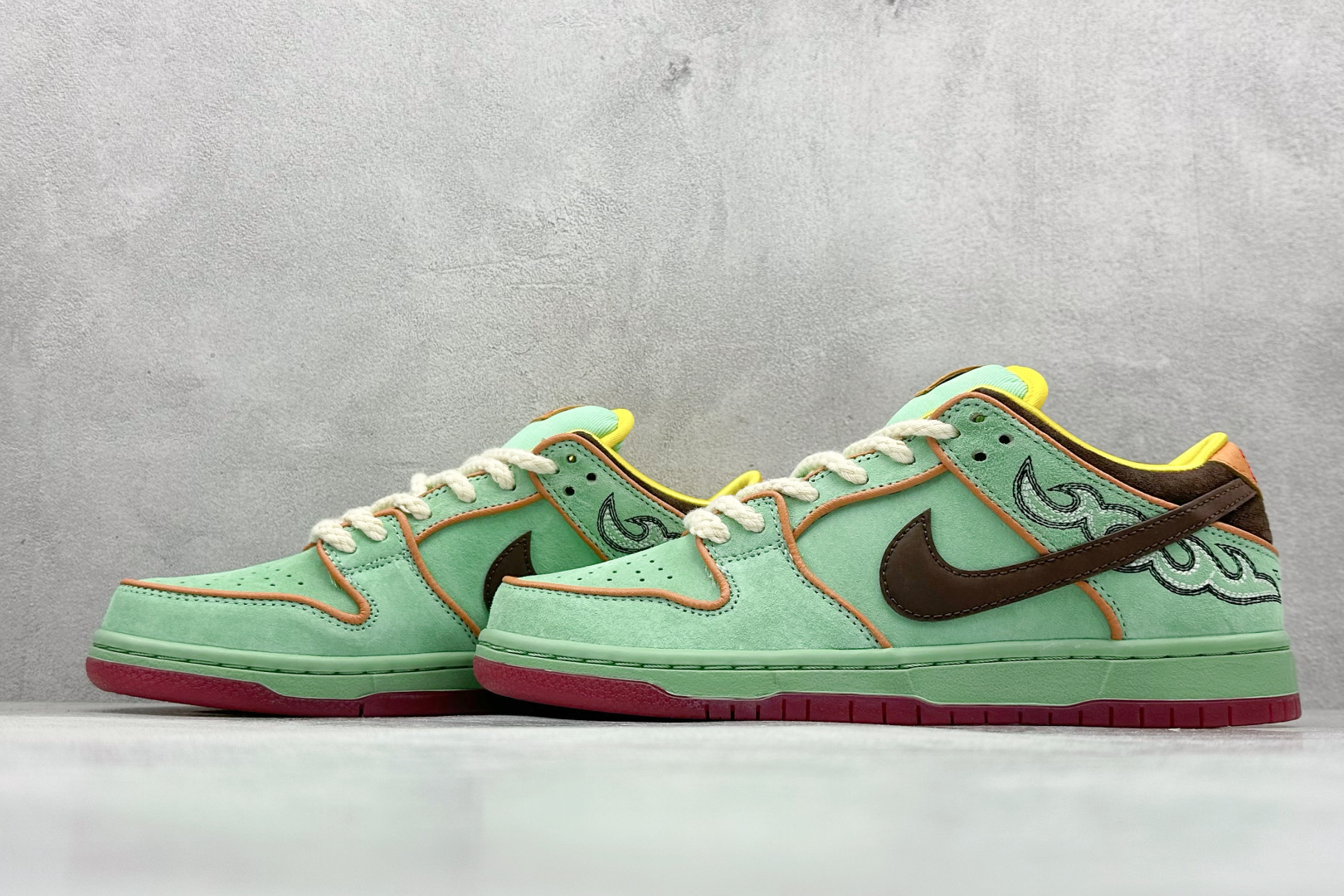 图片[5]-S2纯原Nike SB Dunk Low \”Tourmaline\” 黑人月 低帮休闲滑板鞋  #鞋面以充满活力的碧玺绿为主色调，辅以君主橙色的滚边、巴洛克棕色的点缀以及引人注目的红色外底，形成了鲜明的对比。鞋垫与随鞋附赠的黄色手帕，还原当年西部牛仔景象，并写着 “What\’s going to happen is going to happen”，还原阳光普照西部的风貌。  货号：HF3058-300 尺码：40 40.5 41 42 42.5 43 44 44.5 45 46 47-选品中心