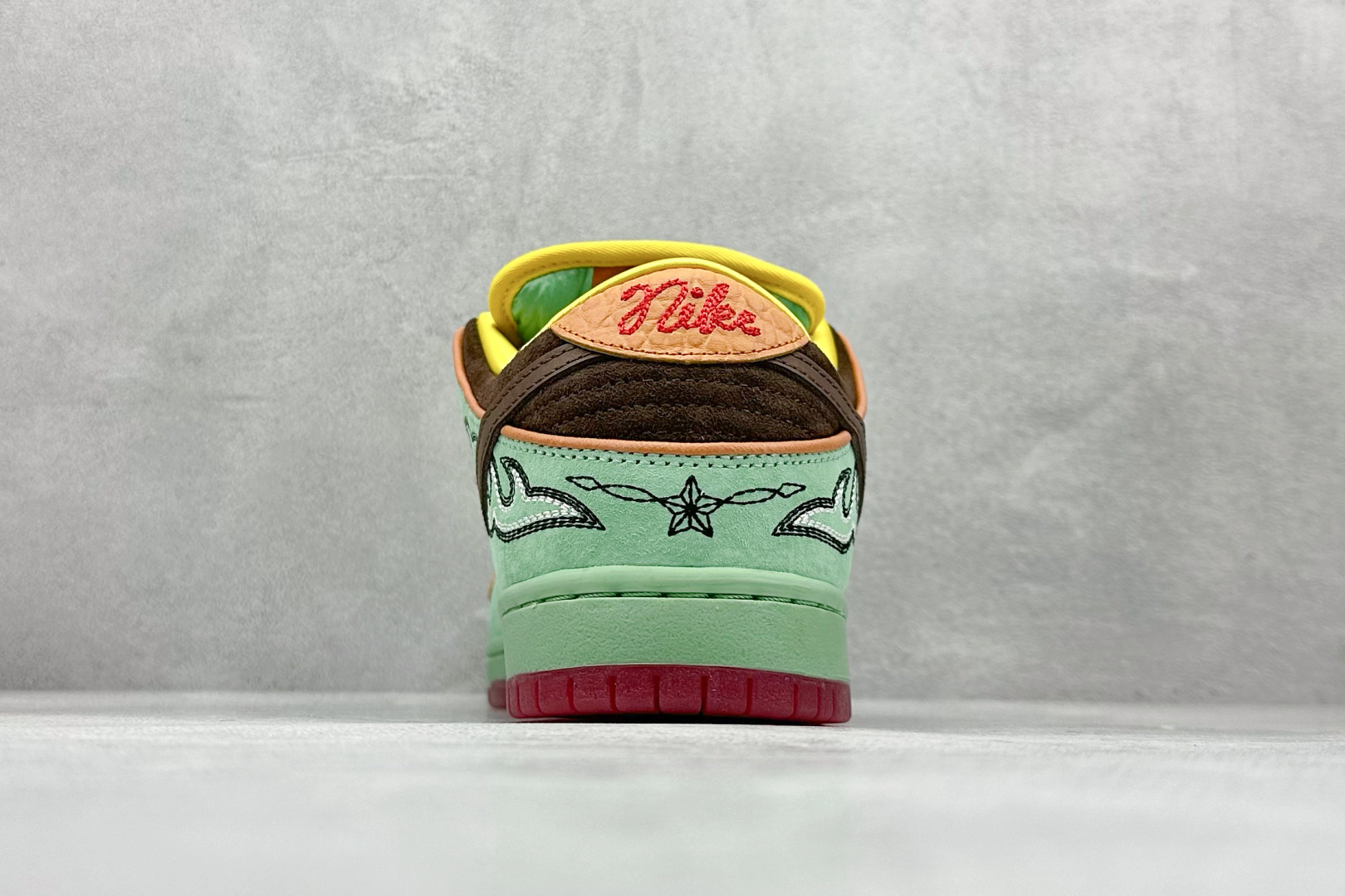 图片[6]-S2纯原Nike SB Dunk Low \”Tourmaline\” 黑人月 低帮休闲滑板鞋  #鞋面以充满活力的碧玺绿为主色调，辅以君主橙色的滚边、巴洛克棕色的点缀以及引人注目的红色外底，形成了鲜明的对比。鞋垫与随鞋附赠的黄色手帕，还原当年西部牛仔景象，并写着 “What\’s going to happen is going to happen”，还原阳光普照西部的风貌。  货号：HF3058-300 尺码：40 40.5 41 42 42.5 43 44 44.5 45 46 47-选品中心