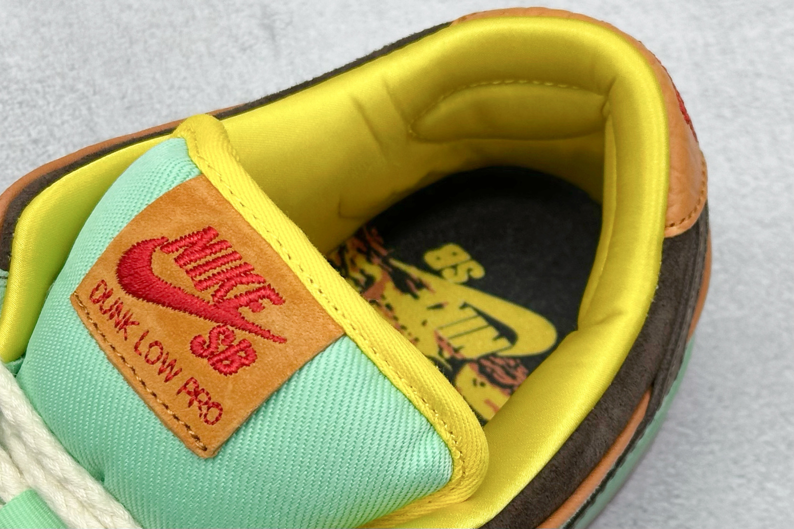 图片[8]-S2纯原Nike SB Dunk Low \”Tourmaline\” 黑人月 低帮休闲滑板鞋  #鞋面以充满活力的碧玺绿为主色调，辅以君主橙色的滚边、巴洛克棕色的点缀以及引人注目的红色外底，形成了鲜明的对比。鞋垫与随鞋附赠的黄色手帕，还原当年西部牛仔景象，并写着 “What\’s going to happen is going to happen”，还原阳光普照西部的风貌。  货号：HF3058-300 尺码：40 40.5 41 42 42.5 43 44 44.5 45 46 47-选品中心