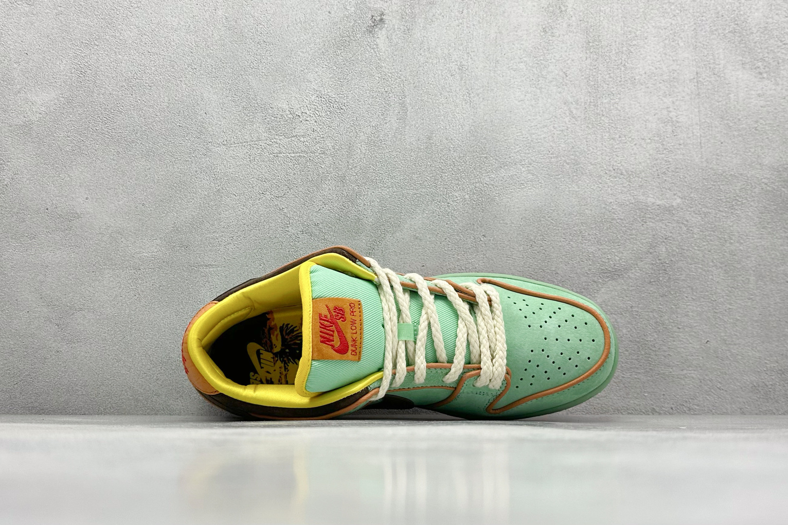 图片[3]-S2纯原Nike SB Dunk Low \”Tourmaline\” 黑人月 低帮休闲滑板鞋  #鞋面以充满活力的碧玺绿为主色调，辅以君主橙色的滚边、巴洛克棕色的点缀以及引人注目的红色外底，形成了鲜明的对比。鞋垫与随鞋附赠的黄色手帕，还原当年西部牛仔景象，并写着 “What\’s going to happen is going to happen”，还原阳光普照西部的风貌。  货号：HF3058-300 尺码：40 40.5 41 42 42.5 43 44 44.5 45 46 47-选品中心