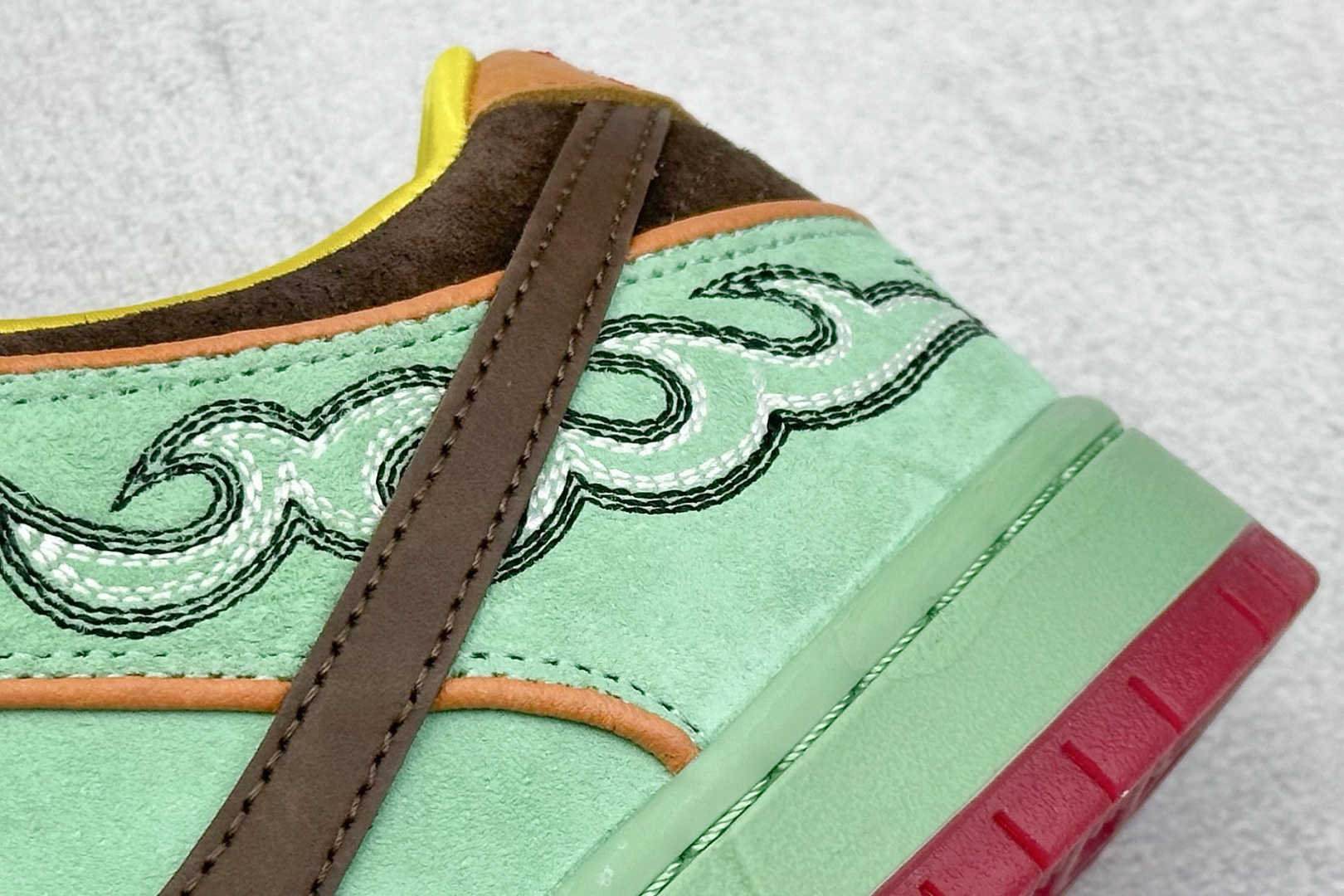 图片[9]-S2纯原Nike SB Dunk Low \”Tourmaline\” 黑人月 低帮休闲滑板鞋  #鞋面以充满活力的碧玺绿为主色调，辅以君主橙色的滚边、巴洛克棕色的点缀以及引人注目的红色外底，形成了鲜明的对比。鞋垫与随鞋附赠的黄色手帕，还原当年西部牛仔景象，并写着 “What\’s going to happen is going to happen”，还原阳光普照西部的风貌。  货号：HF3058-300 尺码：40 40.5 41 42 42.5 43 44 44.5 45 46 47-选品中心