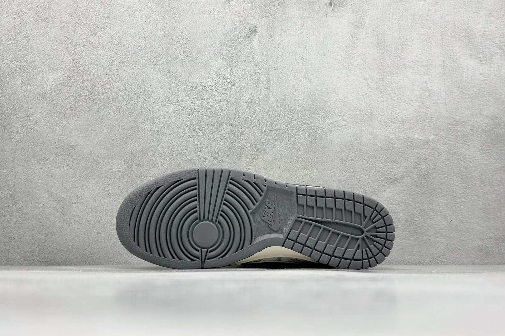 图片[4]-XC版Nike SB Dunk Low LV联名 三勾夜光灰底周年高端定制 低帮休闲板鞋  #定制鞋盒 大厂纯原品质出货 超高清洁度 皮料切割干净无任何毛边 细节完美 货号：YX5066-361  尺码：36 36.5 37.5 38 36.5 39 40 40.5 41 42 42.5 43 44 44.5 45-选品中心