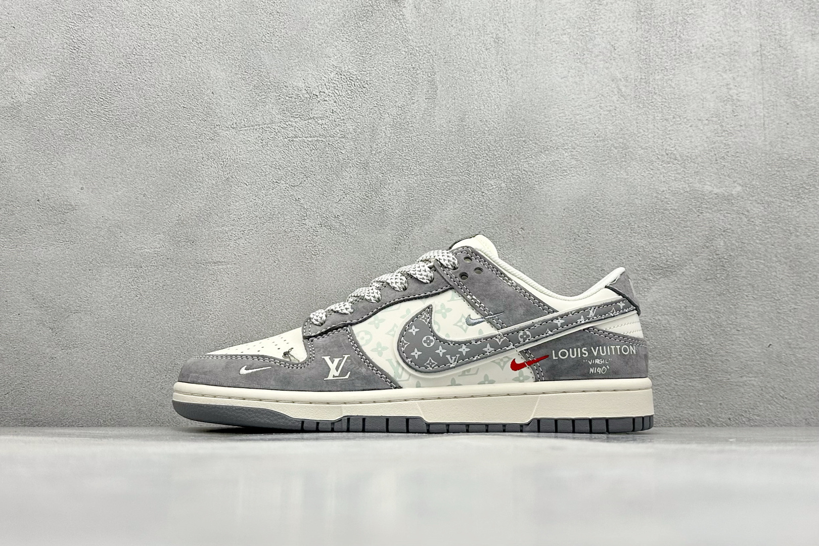 XC版Nike SB Dunk Low LV联名 三勾夜光灰底周年高端定制 低帮休闲板鞋  #定制鞋盒 大厂纯原品质出货 超高清洁度 皮料切割干净无任何毛边 细节完美 货号：YX5066-361  尺码：36 36.5 37.5 38 36.5 39 40 40.5 41 42 42.5 43 44 44.5 45-选品中心