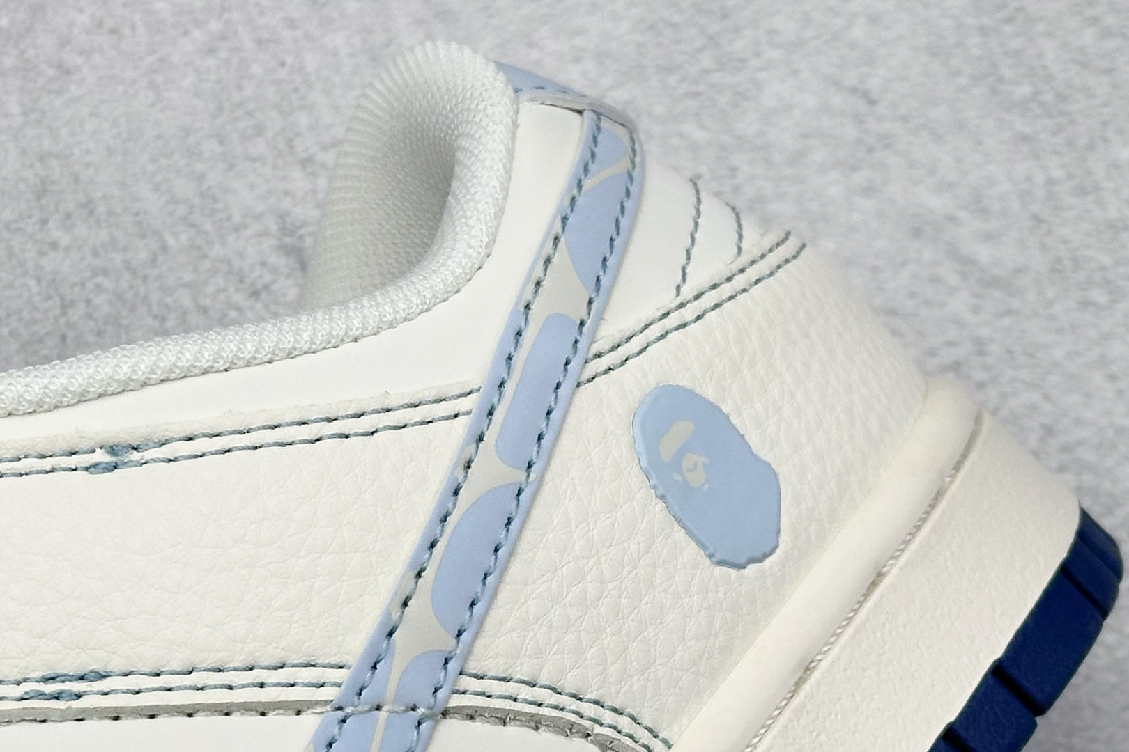 260 Nike SB Dunk Low x BAPE 白蓝 HS8068-035