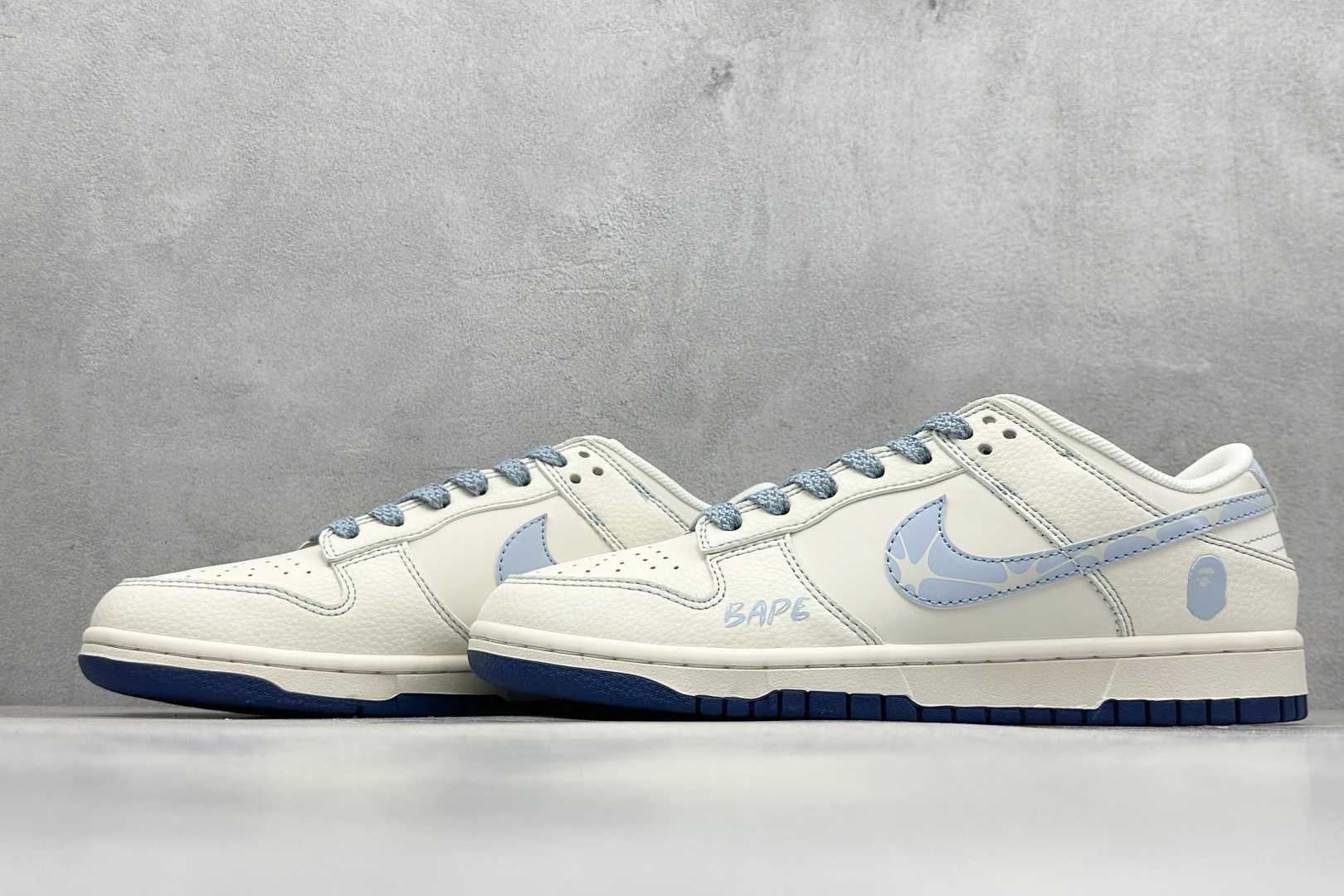 260 Nike SB Dunk Low x BAPE 白蓝 HS8068-035