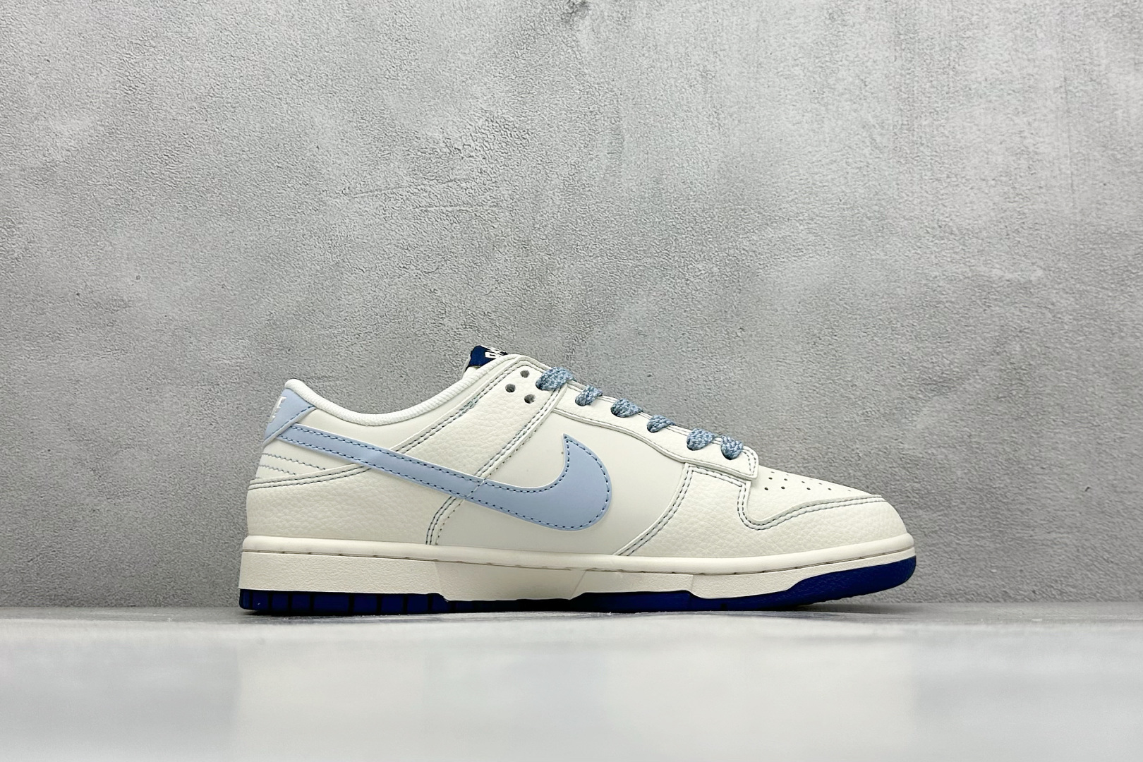 260 Nike SB Dunk Low x BAPE 白蓝 HS8068-035