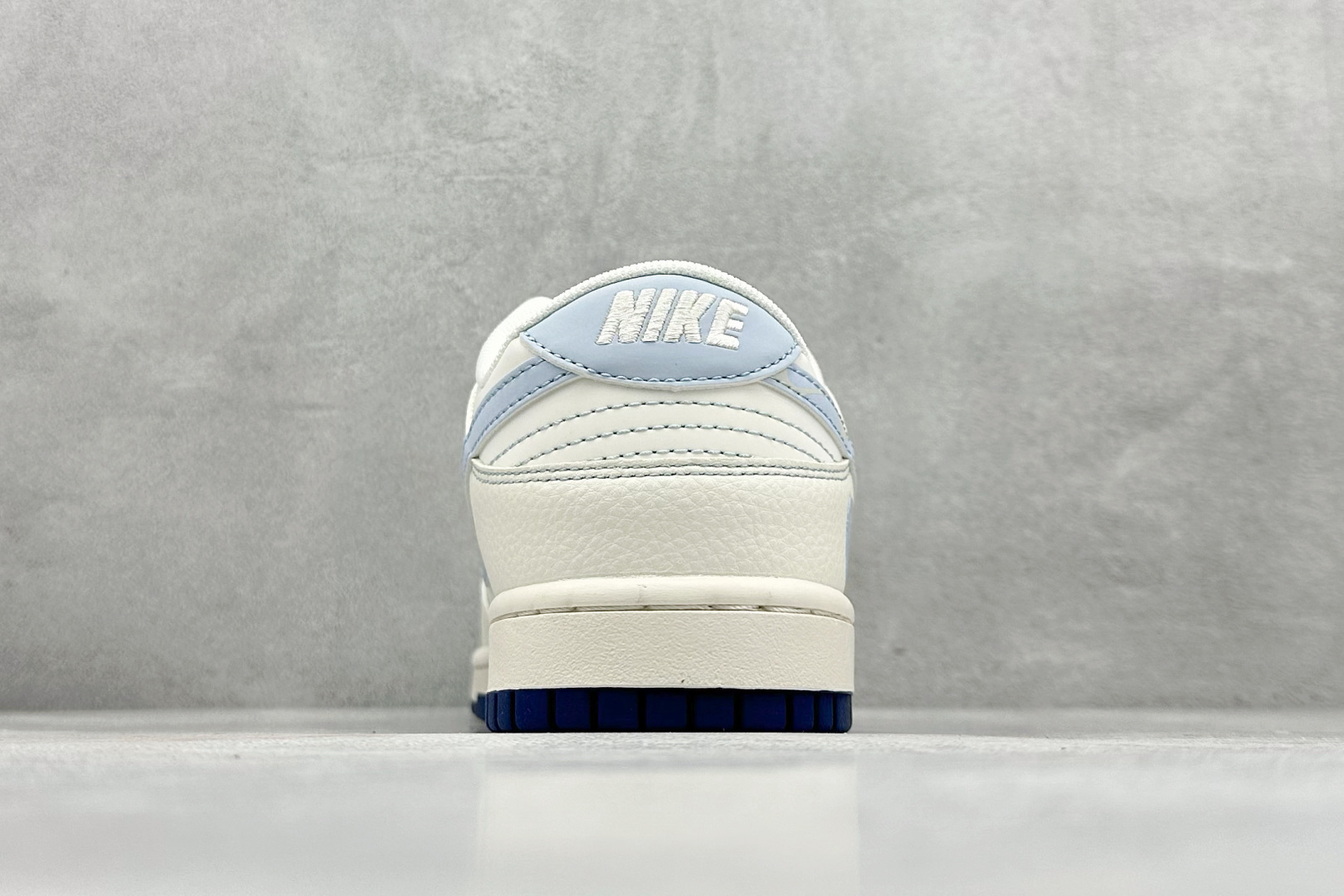 260 Nike SB Dunk Low x BAPE 白蓝 HS8068-035