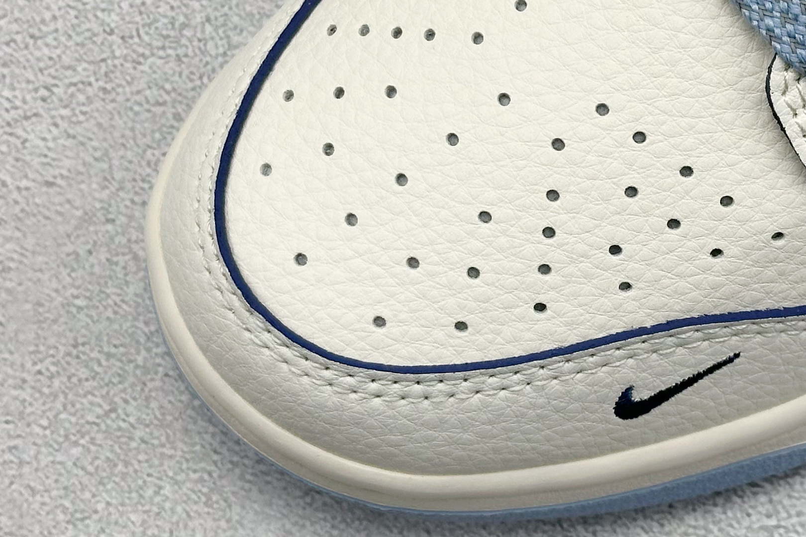 260 Nike SB Dunk Low x Supreme 白蓝小勾 HS8068-036