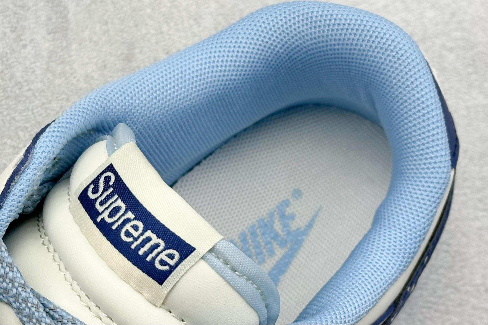260 Nike SB Dunk Low x Supreme 白蓝小勾 HS8068-036