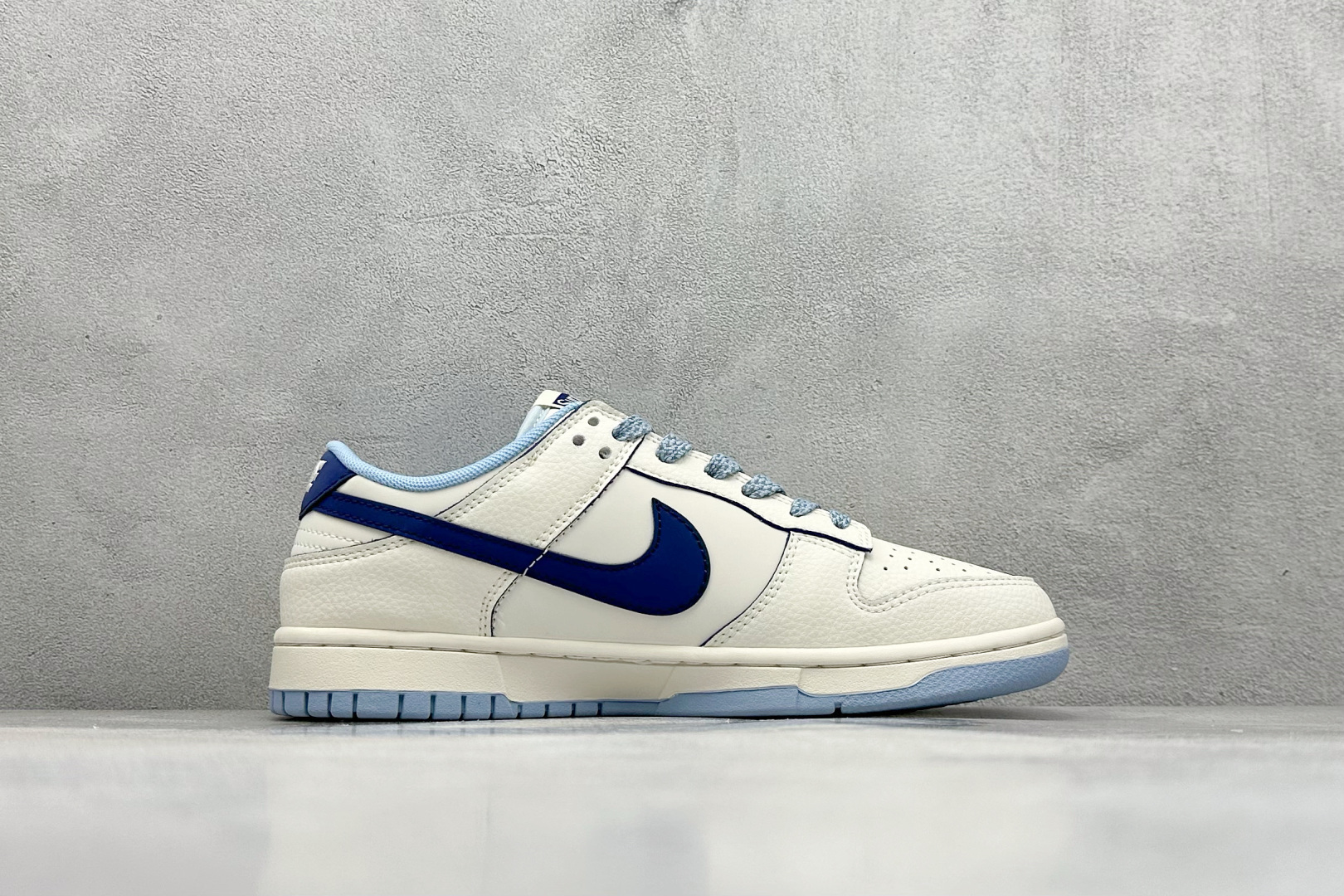 260 Nike SB Dunk Low x Supreme 白蓝小勾 HS8068-036