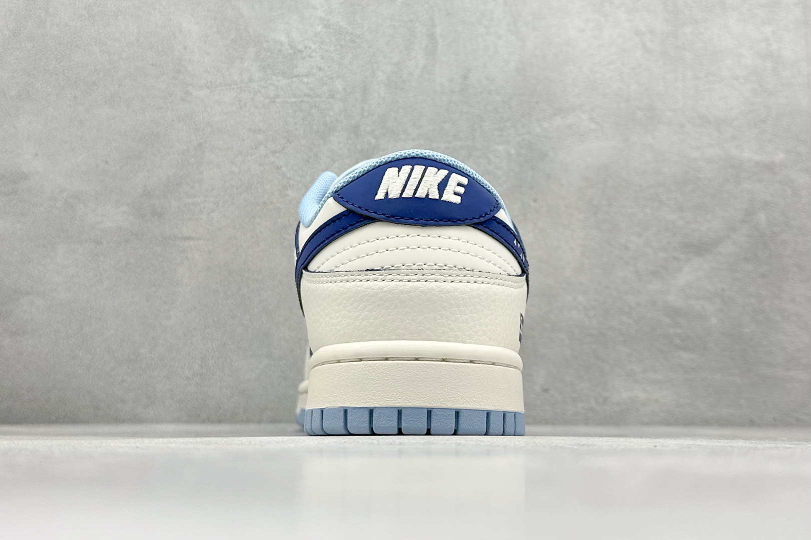 260 Nike SB Dunk Low x Supreme 白蓝小勾 HS8068-036