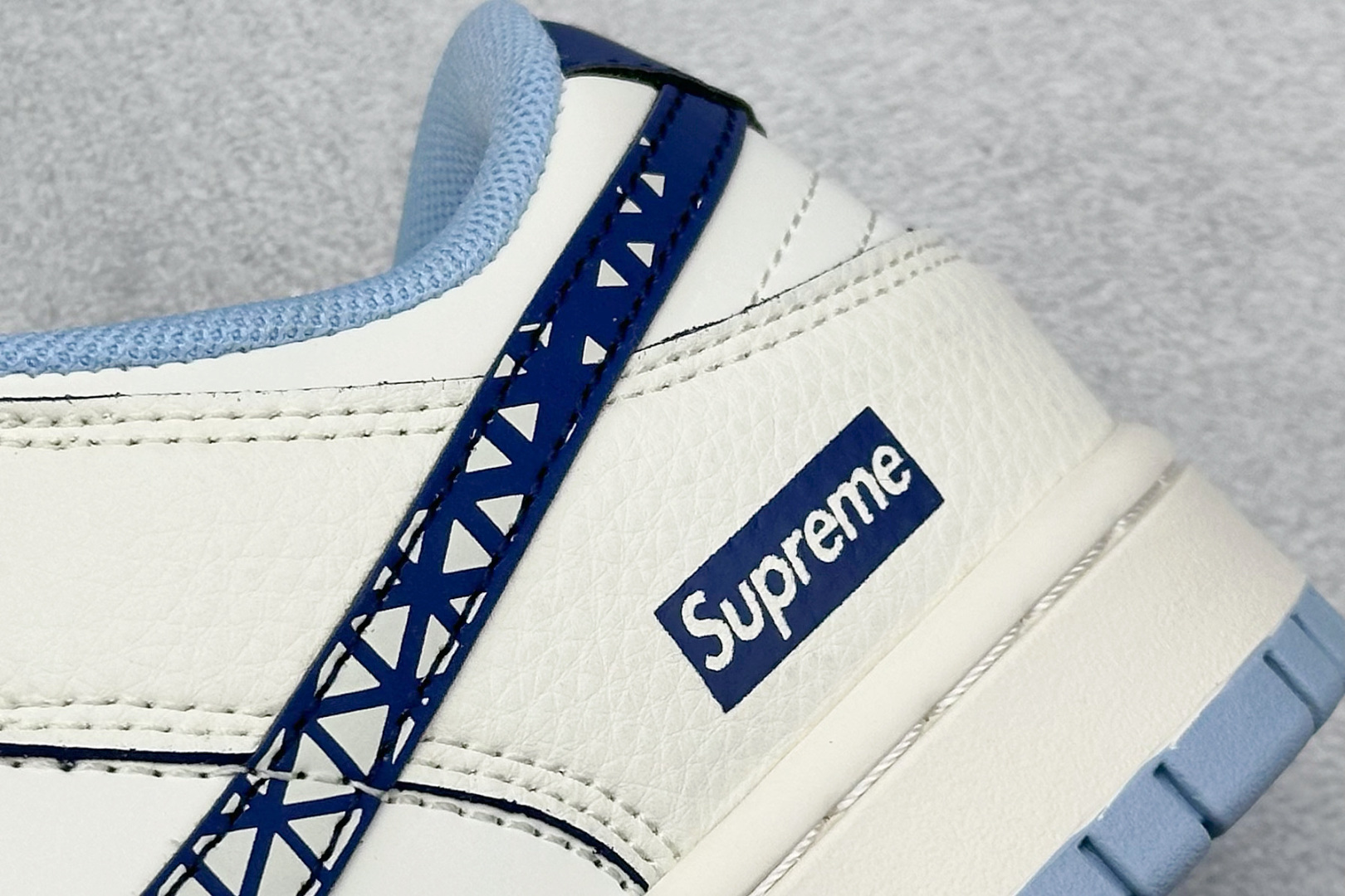 260 Nike SB Dunk Low x Supreme 白蓝小勾 HS8068-036