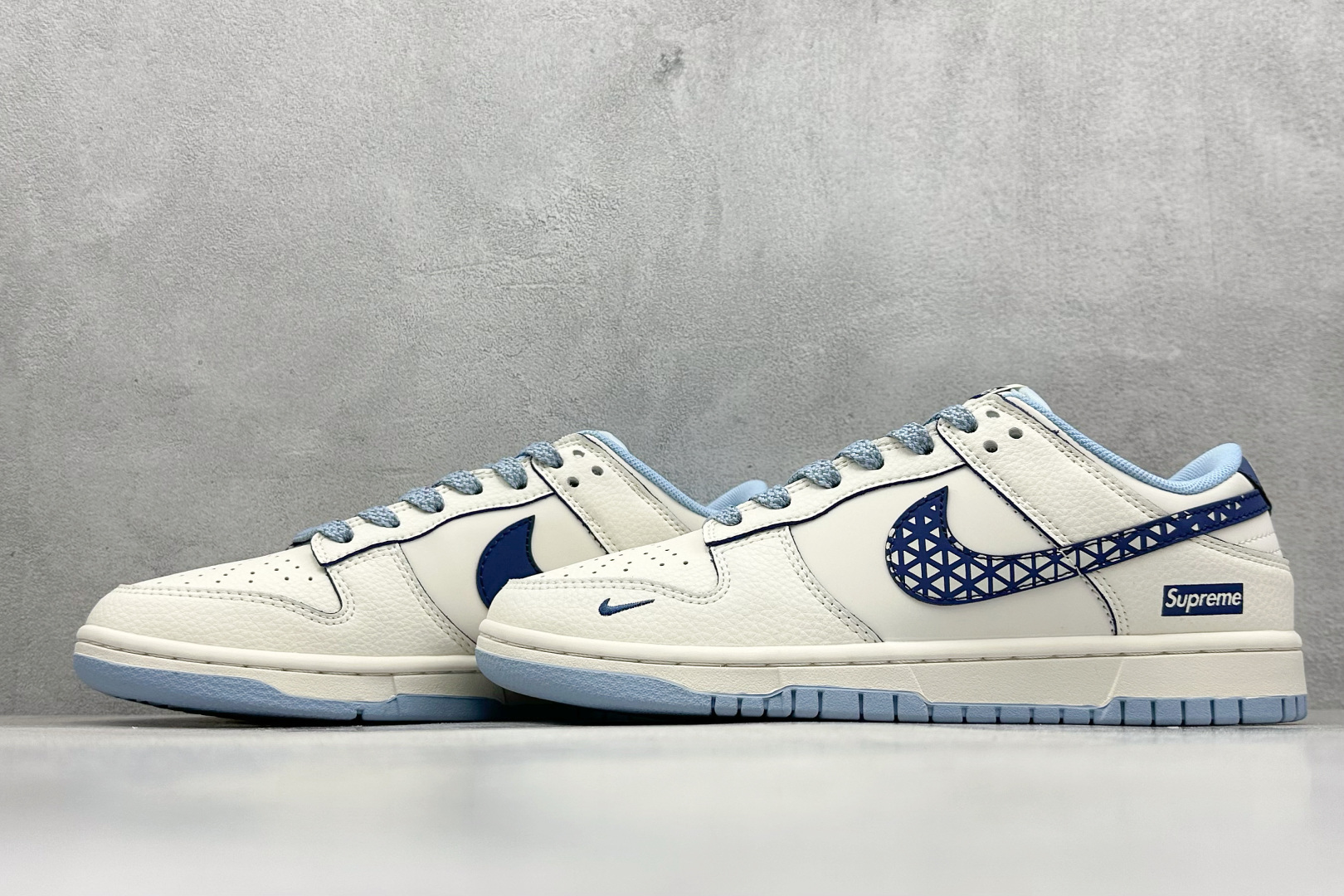 260 Nike SB Dunk Low x Supreme 白蓝小勾 HS8068-036