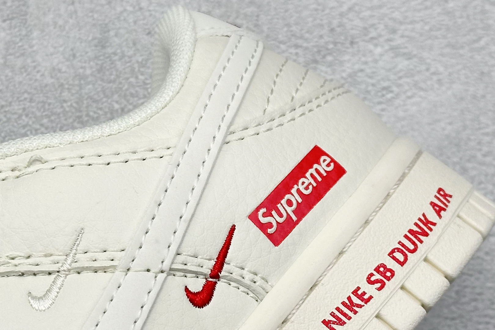 200 Nike SB Dunk Low x Supreme 白红双小钩 SJ2068-267