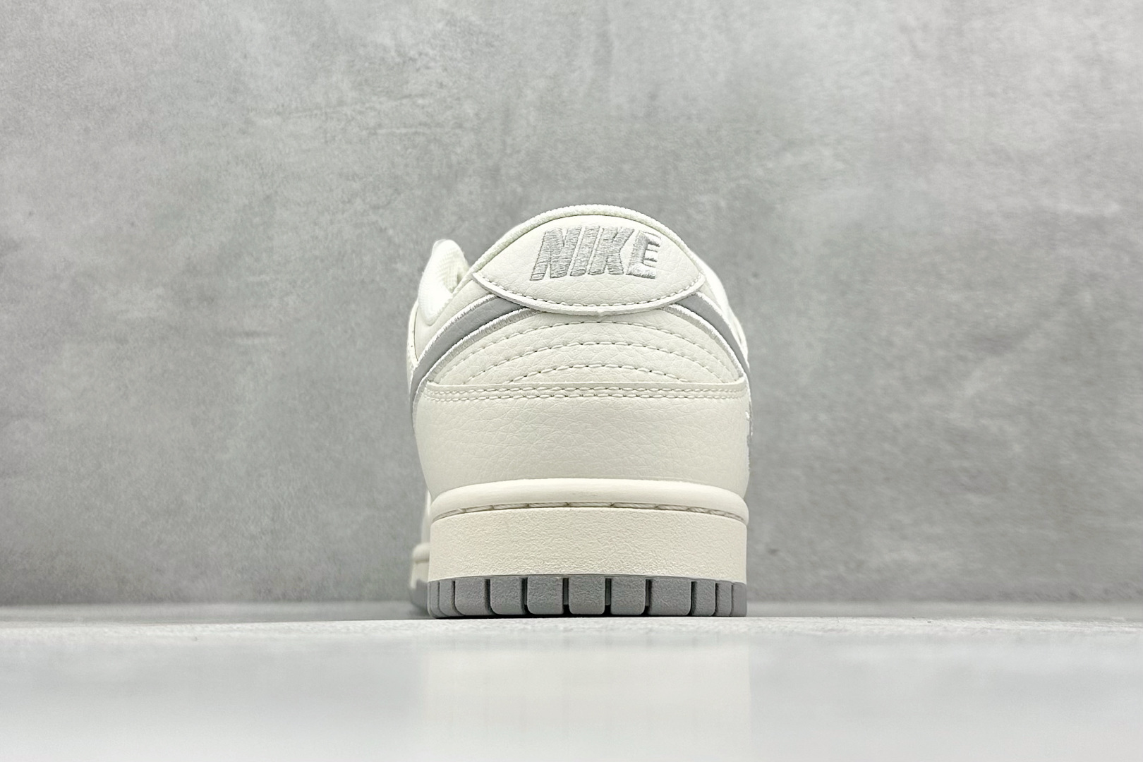 200 Nike SB Dunk Low x Stussy 米白灰三小钩 SJ2068-282-Chinese UA Cheap High Quatity Brand Clothes Bags handbags Sneakers wholesale wholesaler seller from China Factory suppliers Fashion Clothing Shoes best Quality Beautiful Price 200 Nike SB Dunk Low x Stussy 米白灰三小钩 SJ2068-282