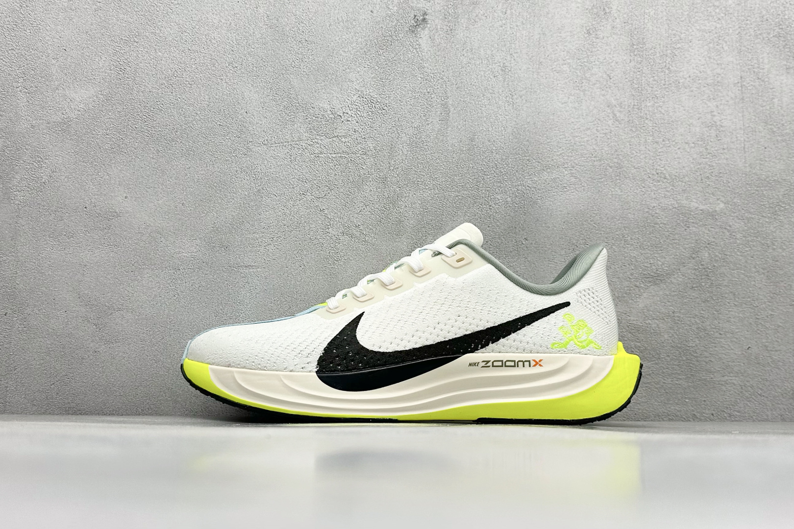 K Nk Air Zoom Pegasus 35 飞马系列透气缓震运动跑鞋  #全新一代拥有 Zoom Air 一如既往的稳定感和流畅感 鞋面采用工程网眼设计 为特定高热区域营造出色透气性 进一步增加鞋面的穿孔数量 让足部能够快速散热 中足搭配 Flywire 飞线 在高速运动时营造舒适稳定的贴合感 内置Zoon气垫加持 动力十足！  货号：HQ3451-101 尺码：36 36.5 37.5 38 38.5 39 40 40.5 41 42 42.5 43 44 44.5 45-选品中心