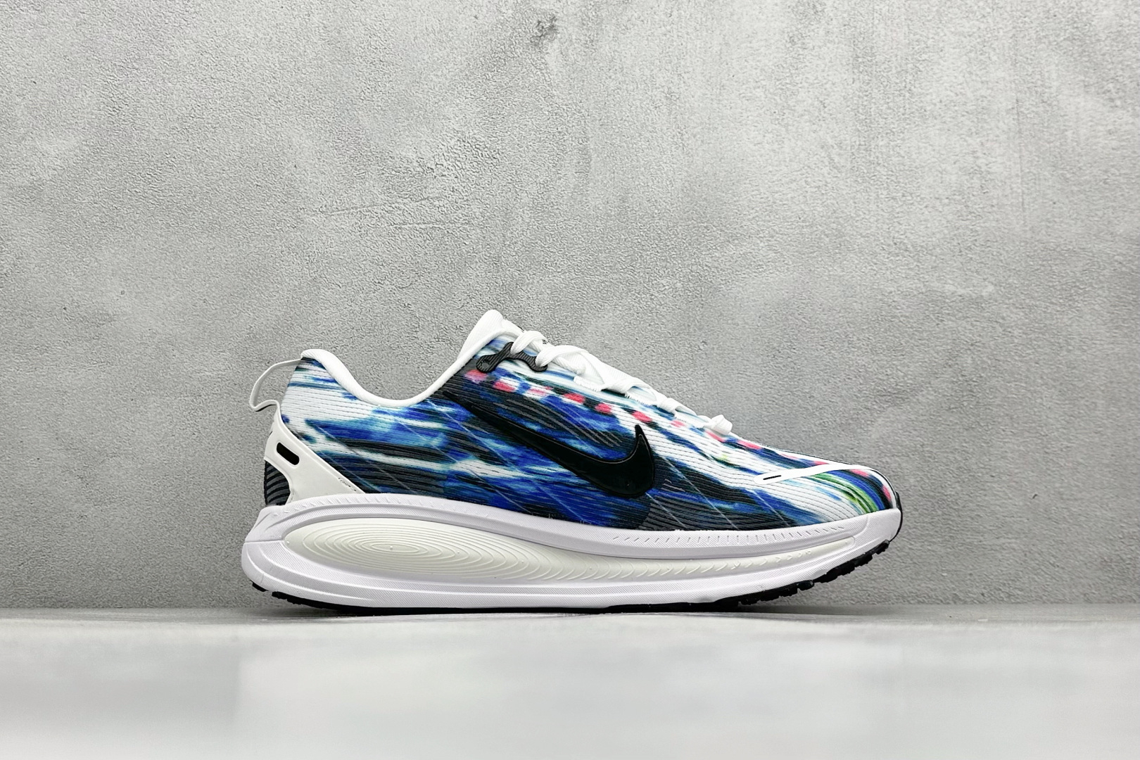 图片[2]-Nike VOMERO 18 耐克 舒适减震防滑 低帮跑步鞋 全掌ReactX泡绵中底 前掌和后跟还配备了Air Zoom气垫单元 据说跑起来更快更舒适哦 这次最大的升级点 首次引入了ReactX泡绵 货号： IB8164-999 尺码：39-45-选品中心