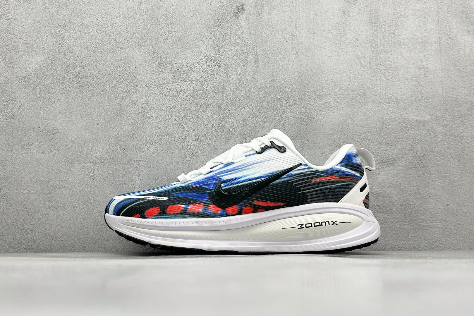 Nike VOMERO 18 耐克 舒适减震防滑 低帮跑步鞋 全掌ReactX泡绵中底 前掌和后跟还配备了Air Zoom气垫单元 据说跑起来更快更舒适哦 这次最大的升级点 首次引入了ReactX泡绵 货号： IB8164-999 尺码：39-45-选品中心