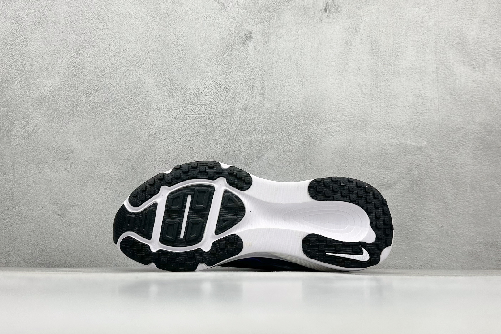 图片[4]-Nike VOMERO 18 耐克 舒适减震防滑 低帮跑步鞋 全掌ReactX泡绵中底 前掌和后跟还配备了Air Zoom气垫单元 据说跑起来更快更舒适哦 这次最大的升级点 首次引入了ReactX泡绵 货号： IB8164-999 尺码：39-45-选品中心