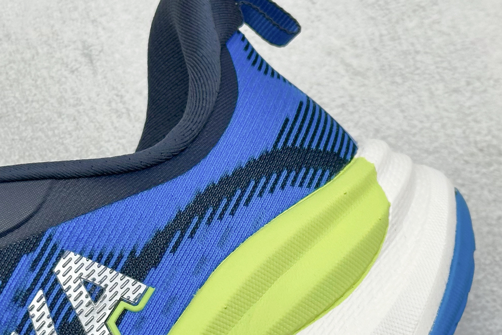 福利特价
HOKA M SKYFLOW 低帮专业越野跑步鞋 
粗矿型的鞋身上脚特别修饰腿型 经典的胖鱼头