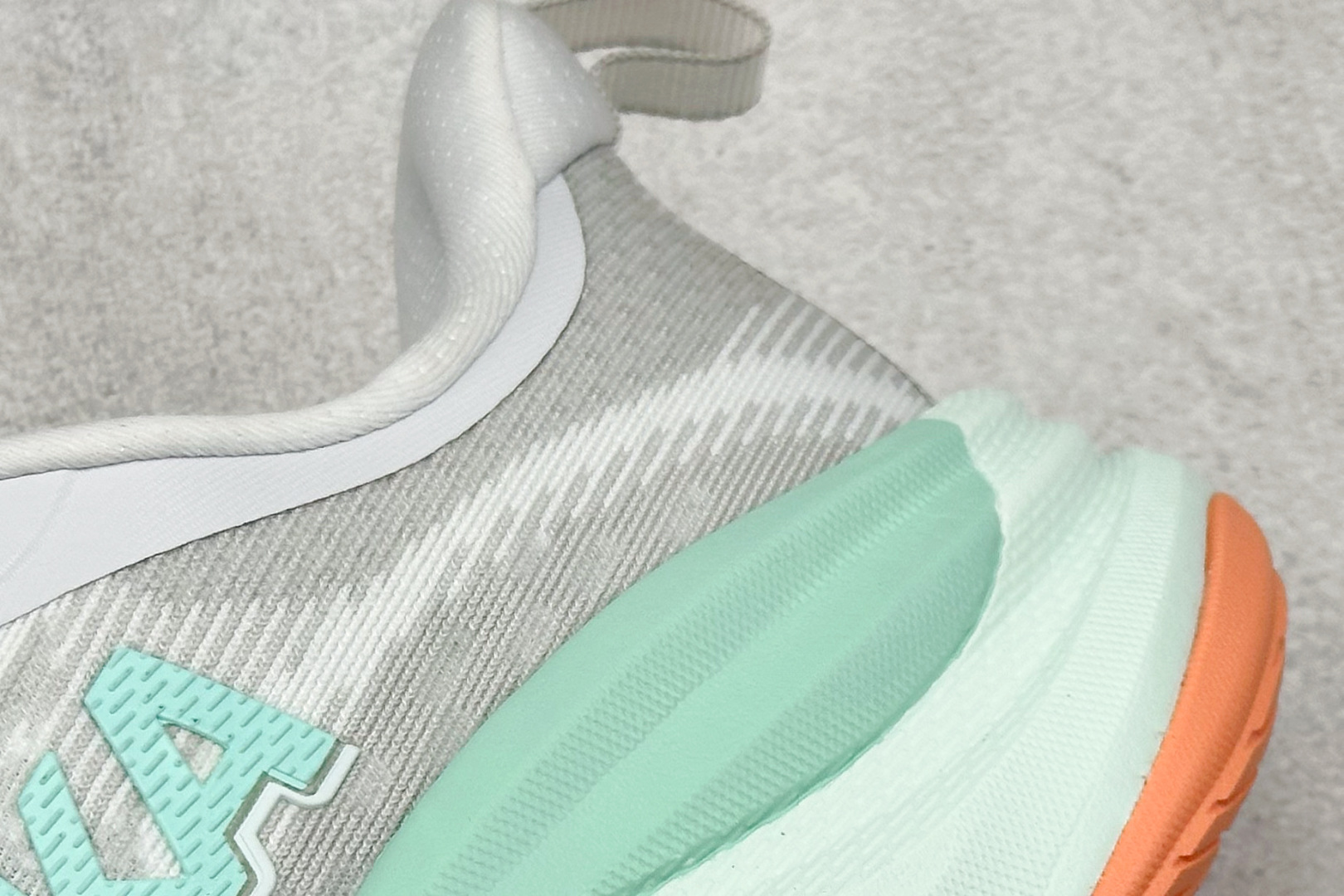 福利特价
HOKA M SKYFLOW 低帮专业越野跑步鞋 
粗矿型的鞋身上脚特别修饰腿型 经典的胖鱼头