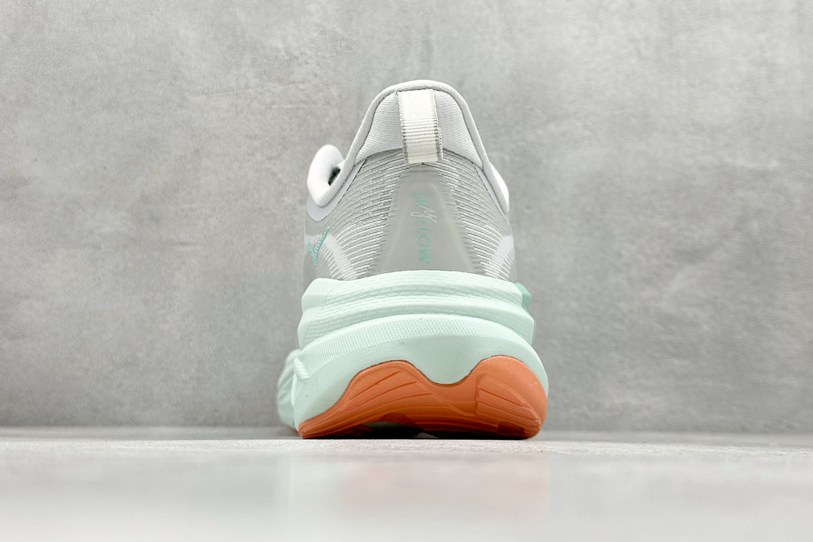 福利特价
HOKA M SKYFLOW 低帮专业越野跑步鞋 
粗矿型的鞋身上脚特别修饰腿型 经典的胖鱼头