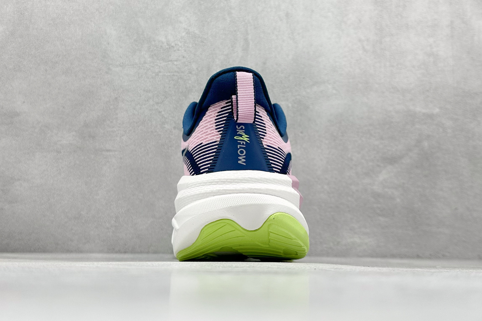 福利特价 
HOKA M SKYFLOW 低帮专业越野跑步鞋 
粗矿型的鞋身上脚特别修饰腿型 经典的胖鱼
