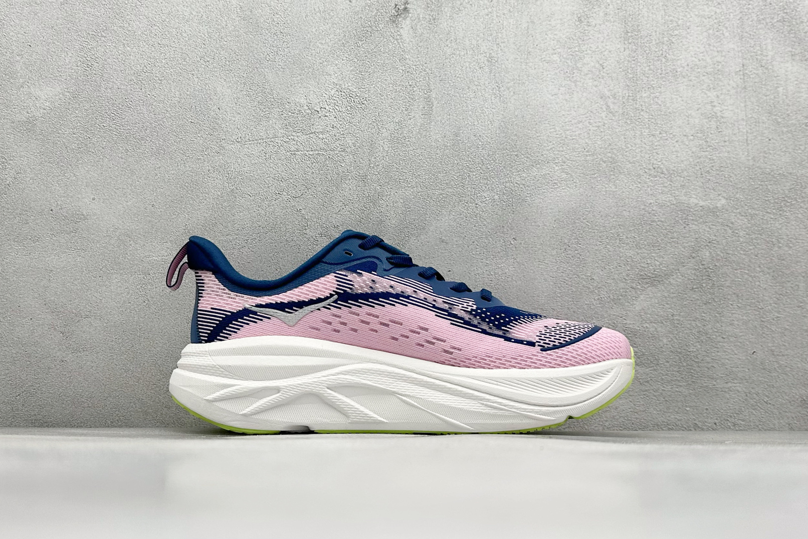 福利特价 
HOKA M SKYFLOW 低帮专业越野跑步鞋 
粗矿型的鞋身上脚特别修饰腿型 经典的胖鱼