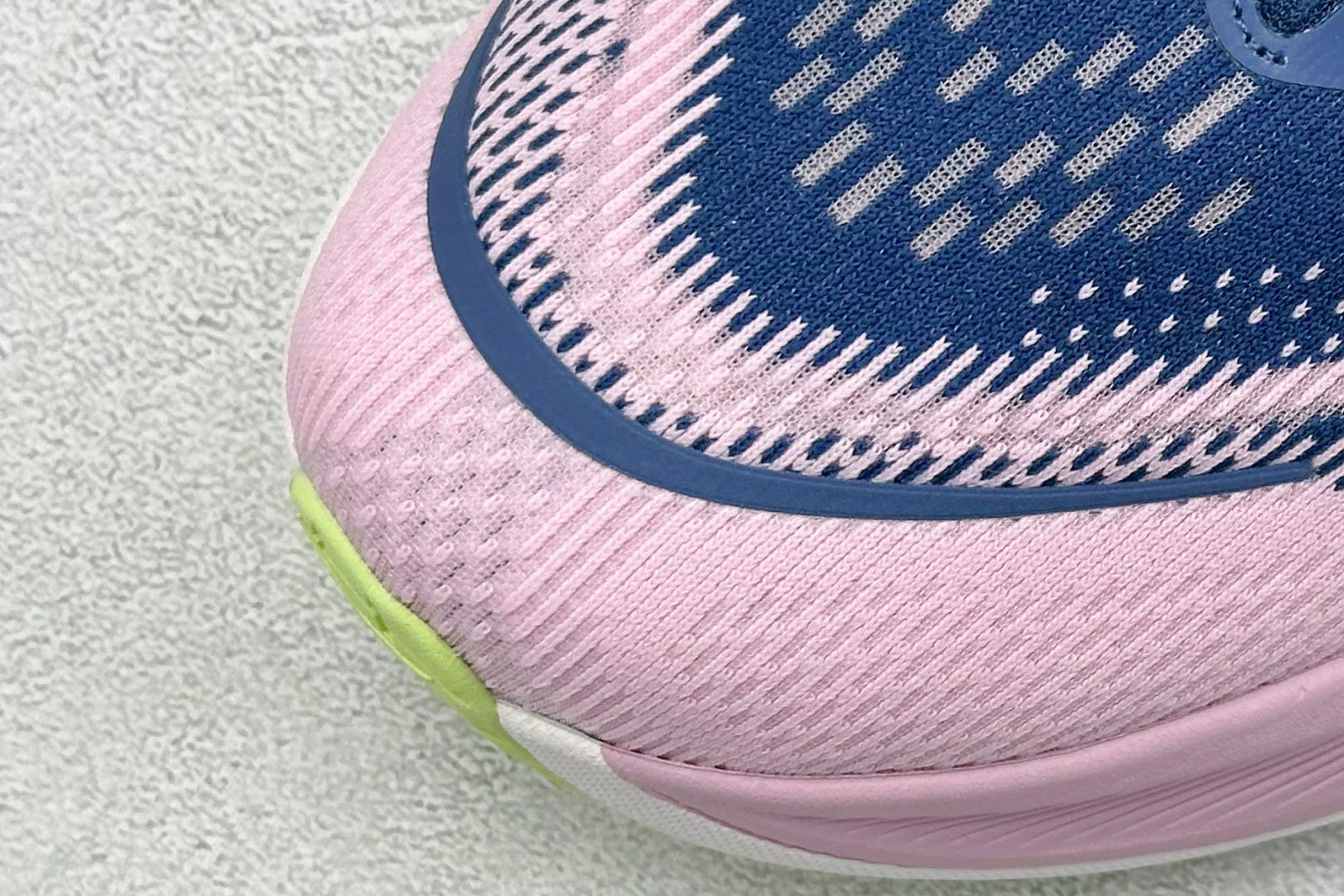 福利特价 
HOKA M SKYFLOW 低帮专业越野跑步鞋 
粗矿型的鞋身上脚特别修饰腿型 经典的胖鱼