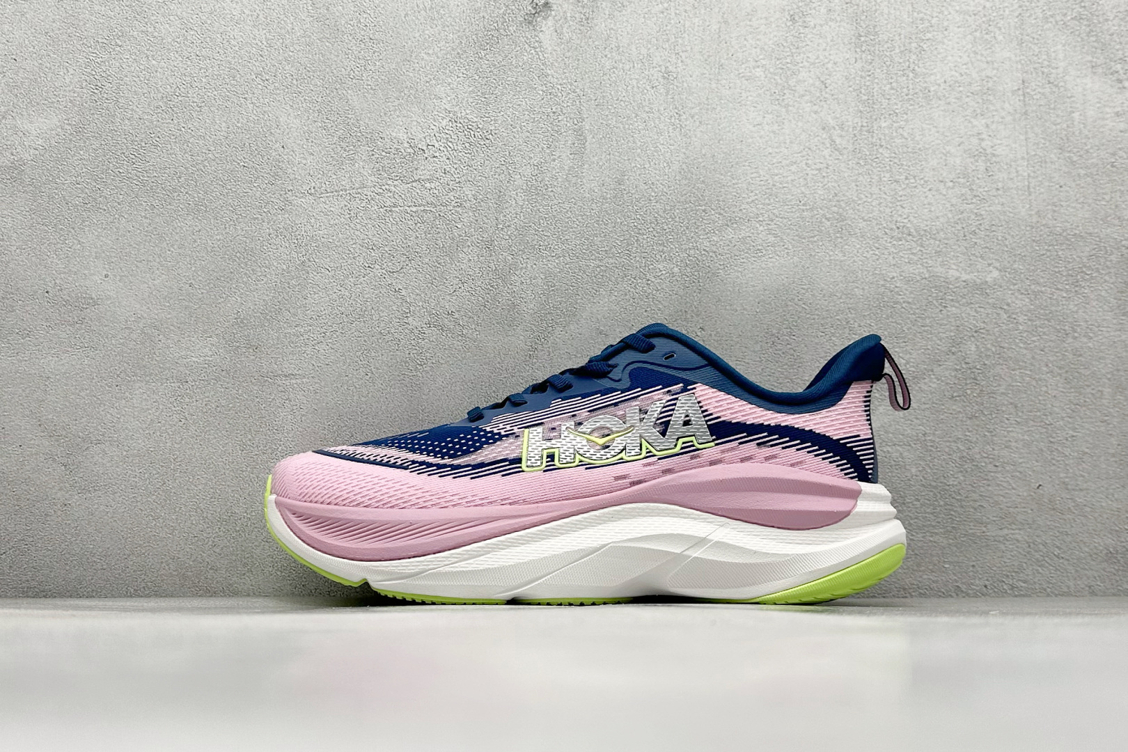 福利特价 
HOKA M SKYFLOW 低帮专业越野跑步鞋 
粗矿型的鞋身上脚特别修饰腿型 经典的胖鱼